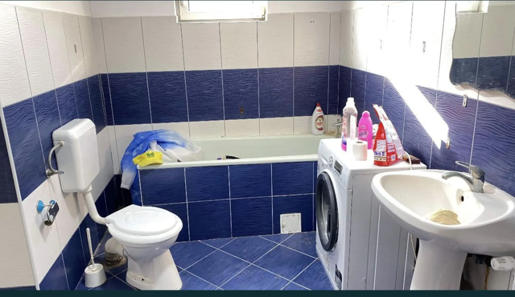 Casa de vanzare - Vand casa cu 7,15ari de teren in centrul comunei Viile Satu Mare , casa ii compusă din 1 camera , bucatarie,debara,baie terasa, sala de cazan,casa dispune de încălzire centrala cu cazan viadrus pe lemne, Imediat ocupabila!!accept schimb cu garsoniera zona burdea sau Ap 2 cam plus dif. Pret 33000 euro .inf 07******31
