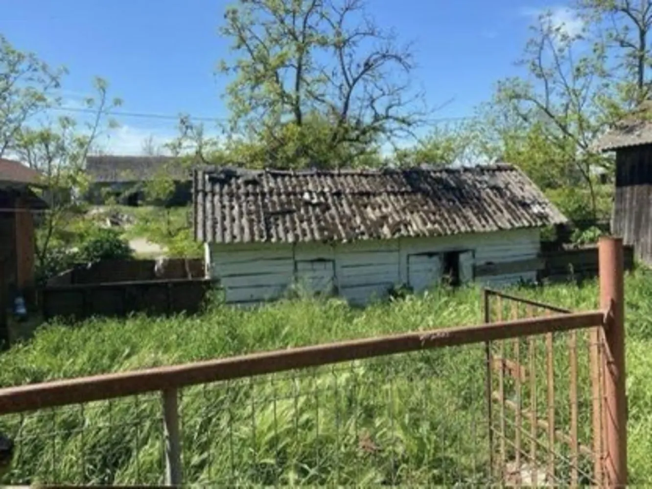 Casa de vanzare- Pret in euro - Propun spre vânzare o proprietate de aproximativ 15 ari , cu o curte și grădina generoasă, lânga se afla si un râu.
Casa este compusă din 3 camere , o bucatarie , si o bucatarie de vară, cămara , Geamuri si ușii de termopan si lemn. Mai multe poze în privat...

Proprietatea se afla la satul Dindești jud SM o zonă liniștita.

Pentru vizionare si mai multe informații va rog sa ma contactați la telefon. 07******13 
Pret în euro ,putin negociabil
