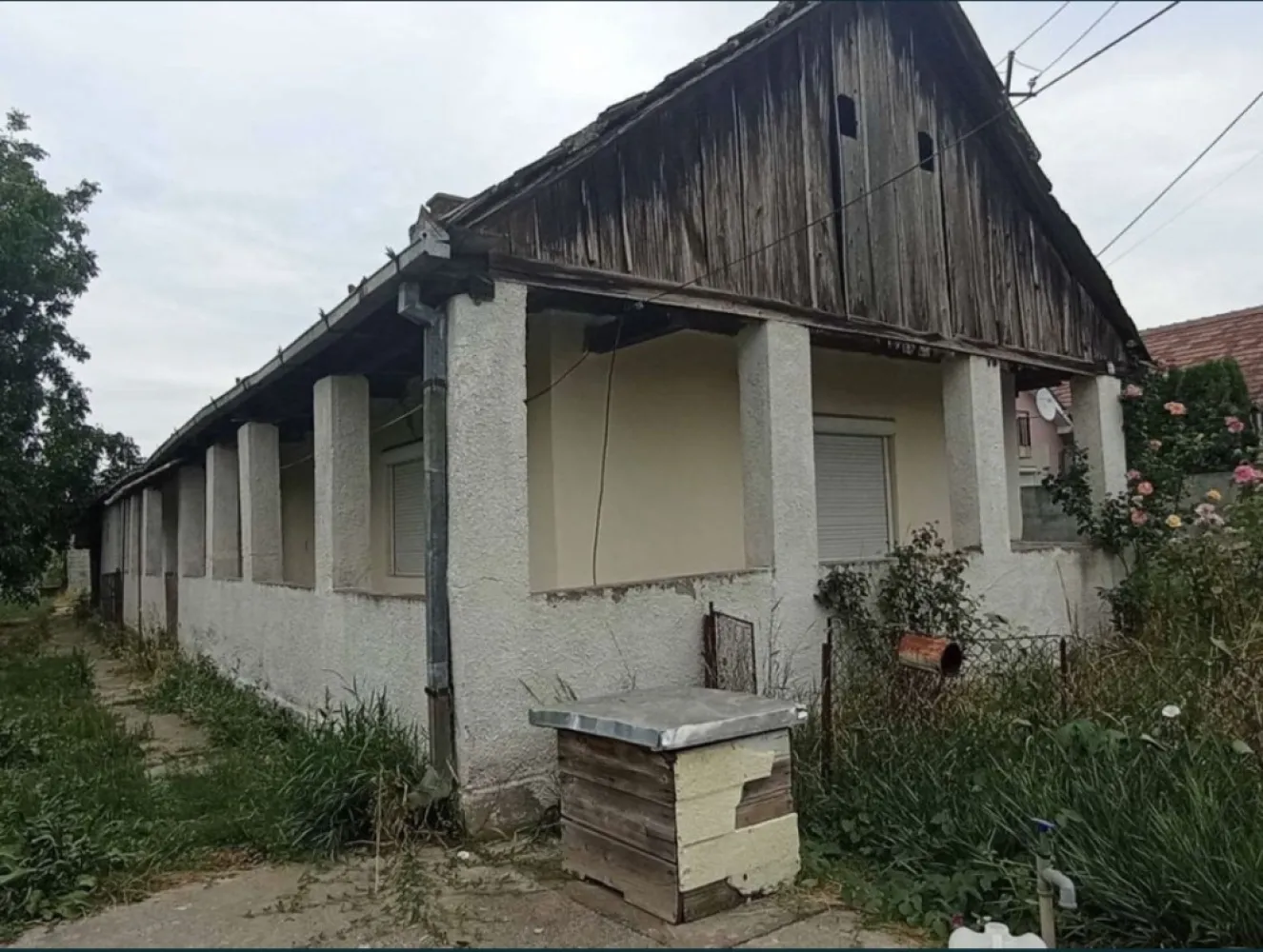 Casa cu teren de vanzare-Satmarel, Satu Mare - Această proprietate reprezintă o oportunitate excelentă pentru cei care doresc să locuiască într-o zonă liniștită și pitorească, dar totuși la o aruncătură de băț de facilitățile orașului. Casa este amplasată pe un teren generos de 2599 metri pătrați, oferind mult spațiu pentru activități în aer liber și potențial pentru extindere sau dezvoltare suplimentară.

Proprietatea se bucură de poziționare excelentă, situată chiar la intrarea în localitatea Satmarel, pe drumul principal, asigurând acces ușor și rapid la mijloacele de transport și la principalele artere ale orașului.