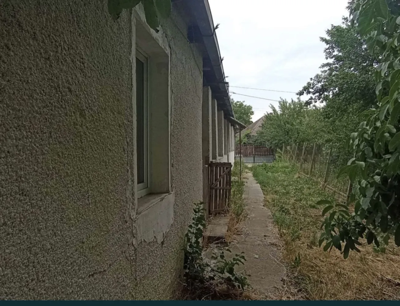Casa cu teren de vanzare-Satmarel, Satu Mare - Această proprietate reprezintă o oportunitate excelentă pentru cei care doresc să locuiască într-o zonă liniștită și pitorească, dar totuși la o aruncătură de băț de facilitățile orașului. Casa este amplasată pe un teren generos de 2599 metri pătrați, oferind mult spațiu pentru activități în aer liber și potențial pentru extindere sau dezvoltare suplimentară.

Proprietatea se bucură de poziționare excelentă, situată chiar la intrarea în localitatea Satmarel, pe drumul principal, asigurând acces ușor și rapid la mijloacele de transport și la principalele artere ale orașului.