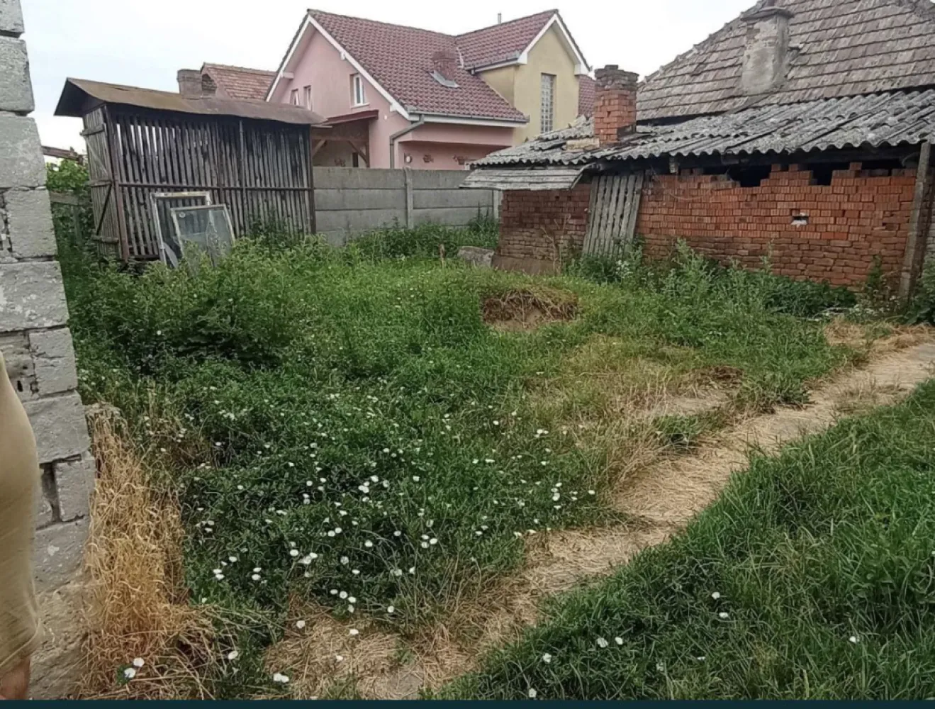 Casa cu teren de vanzare-Satmarel, Satu Mare - Această proprietate reprezintă o oportunitate excelentă pentru cei care doresc să locuiască într-o zonă liniștită și pitorească, dar totuși la o aruncătură de băț de facilitățile orașului. Casa este amplasată pe un teren generos de 2599 metri pătrați, oferind mult spațiu pentru activități în aer liber și potențial pentru extindere sau dezvoltare suplimentară.

Proprietatea se bucură de poziționare excelentă, situată chiar la intrarea în localitatea Satmarel, pe drumul principal, asigurând acces ușor și rapid la mijloacele de transport și la principalele artere ale orașului.