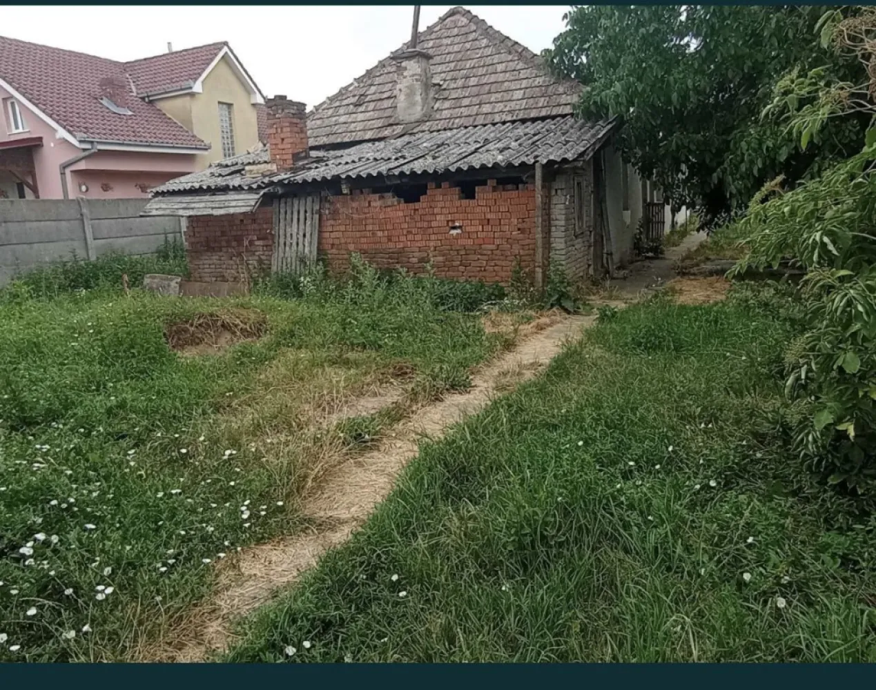 Casa cu teren de vanzare-Satmarel, Satu Mare - Această proprietate reprezintă o oportunitate excelentă pentru cei care doresc să locuiască într-o zonă liniștită și pitorească, dar totuși la o aruncătură de băț de facilitățile orașului. Casa este amplasată pe un teren generos de 2599 metri pătrați, oferind mult spațiu pentru activități în aer liber și potențial pentru extindere sau dezvoltare suplimentară.

Proprietatea se bucură de poziționare excelentă, situată chiar la intrarea în localitatea Satmarel, pe drumul principal, asigurând acces ușor și rapid la mijloacele de transport și la principalele artere ale orașului.