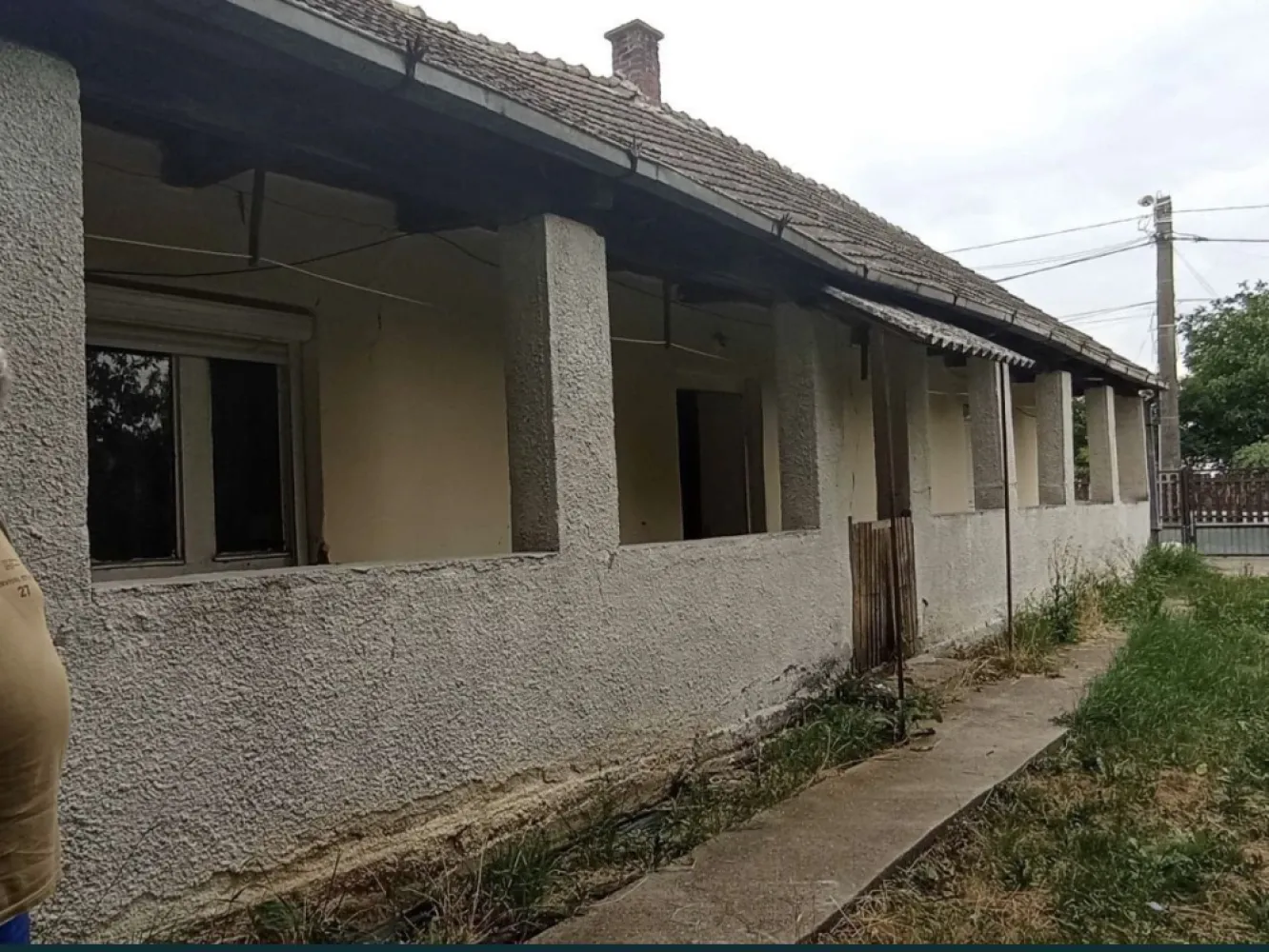Casa cu teren de vanzare-Satmarel, Satu Mare - Această proprietate reprezintă o oportunitate excelentă pentru cei care doresc să locuiască într-o zonă liniștită și pitorească, dar totuși la o aruncătură de băț de facilitățile orașului. Casa este amplasată pe un teren generos de 2599 metri pătrați, oferind mult spațiu pentru activități în aer liber și potențial pentru extindere sau dezvoltare suplimentară.

Proprietatea se bucură de poziționare excelentă, situată chiar la intrarea în localitatea Satmarel, pe drumul principal, asigurând acces ușor și rapid la mijloacele de transport și la principalele artere ale orașului.