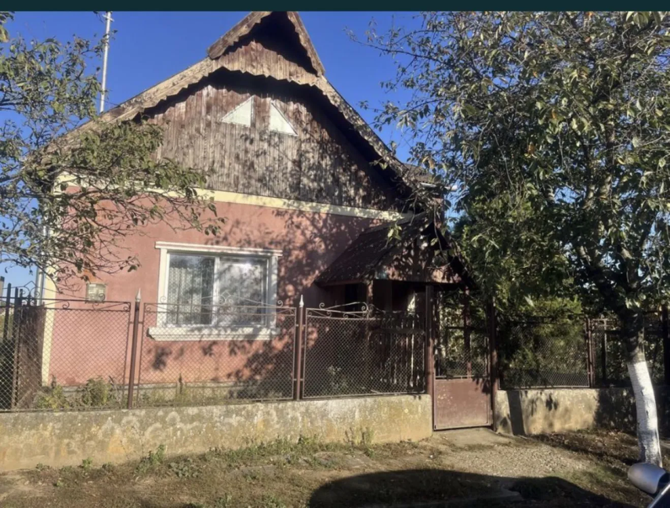 Casa de vanzare in Ianculesti - Casă de vânzare în Ianculesti, la 7 km de Carei. 
2 camere, bucătărie mare 4x4, 2 camari spațioase, hol și anexe. 
Camerele au parchet laminat, sunt mobilate, ușiile și ferestrele sunt de tip termopan. 
Suprafata totală: 2200 mp2 intravilan, ce conține și grădină 17 ari, acte la zi. 
Preț: 40.000€, usor negociabil. Mai multe detalii se pot obține apelând numărul: 07******60