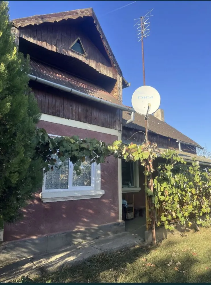 Casa de vanzare in Ianculesti - Casă de vânzare în Ianculesti, la 7 km de Carei. 
2 camere, bucătărie mare 4x4, 2 camari spațioase, hol și anexe. 
Camerele au parchet laminat, sunt mobilate, ușiile și ferestrele sunt de tip termopan. 
Suprafata totală: 2200 mp2 intravilan, ce conține și grădină 17 ari, acte la zi. 
Preț: 40.000€, usor negociabil. Mai multe detalii se pot obține apelând numărul: 07******60
