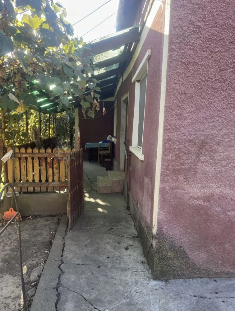 Casa de vanzare in Ianculesti - Casă de vânzare în Ianculesti, la 7 km de Carei. 
2 camere, bucătărie mare 4x4, 2 camari spațioase, hol și anexe. 
Camerele au parchet laminat, sunt mobilate, ușiile și ferestrele sunt de tip termopan. 
Suprafata totală: 2200 mp2 intravilan, ce conține și grădină 17 ari, acte la zi. 
Preț: 40.000€, usor negociabil. Mai multe detalii se pot obține apelând numărul: 07******60