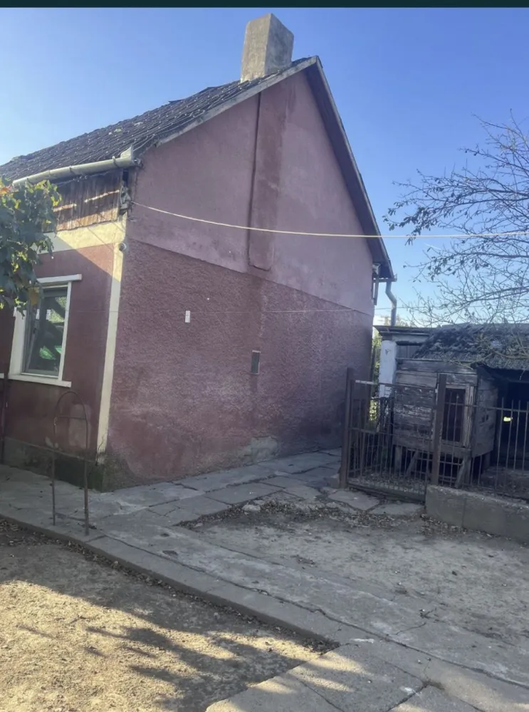 Casa de vanzare in Ianculesti - Casă de vânzare în Ianculesti, la 7 km de Carei. 
2 camere, bucătărie mare 4x4, 2 camari spațioase, hol și anexe. 
Camerele au parchet laminat, sunt mobilate, ușiile și ferestrele sunt de tip termopan. 
Suprafata totală: 2200 mp2 intravilan, ce conține și grădină 17 ari, acte la zi. 
Preț: 40.000€, usor negociabil. Mai multe detalii se pot obține apelând numărul: 07******60