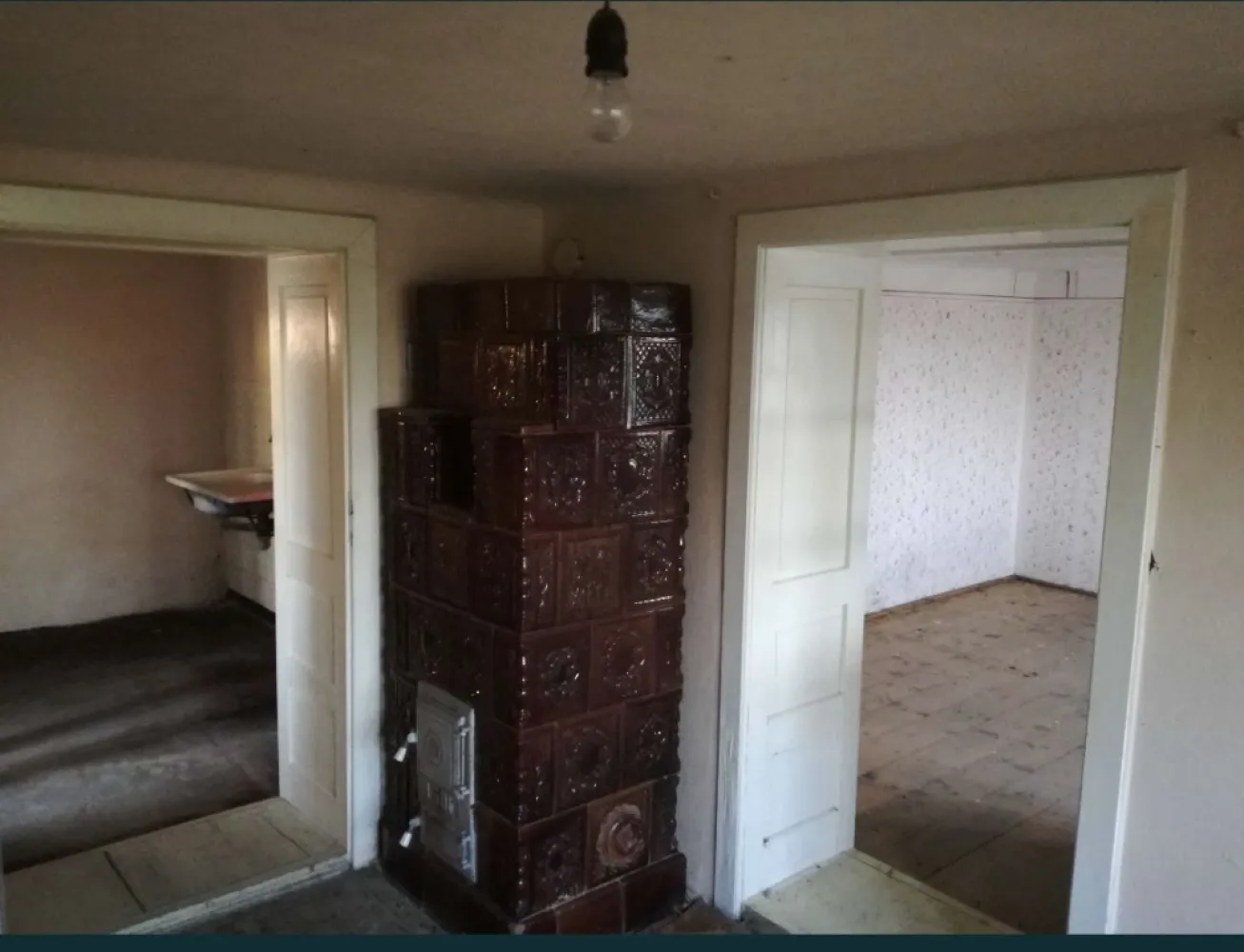 Casa Tasnad zona Strand - Vand casa P+E 256 mp, teren 650 mp, aproape de Strandul Tasnad, pe drumul principal, compusa din 5 camere si dependinte, structura beton armat si zidarie, utilitati retea de curent electrcie, apa-canal si gaz.
