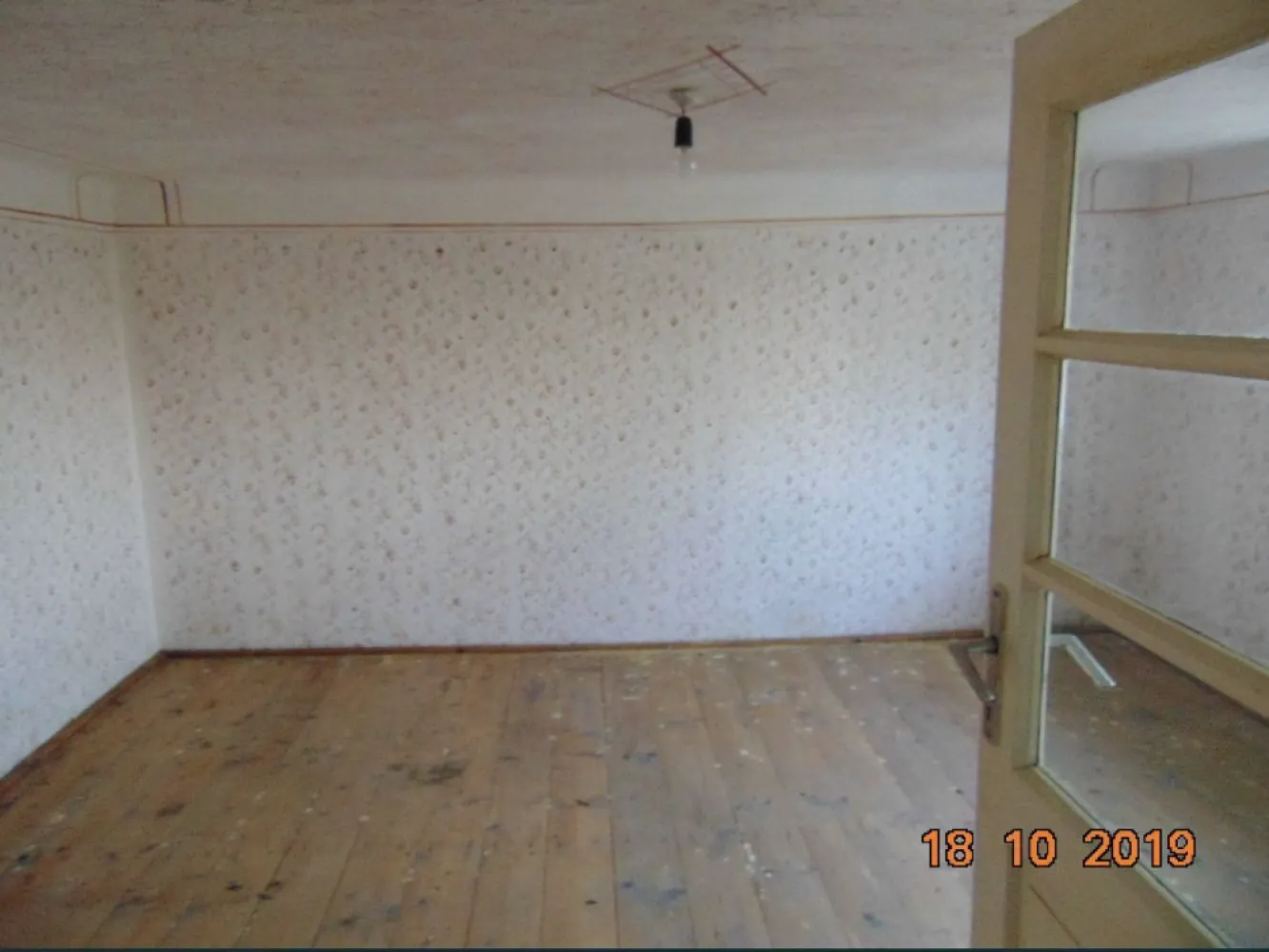 Casa Tasnad zona Strand - Vand casa P+E 256 mp, teren 650 mp, aproape de Strandul Tasnad, pe drumul principal, compusa din 5 camere si dependinte, structura beton armat si zidarie, utilitati retea de curent electrcie, apa-canal si gaz.