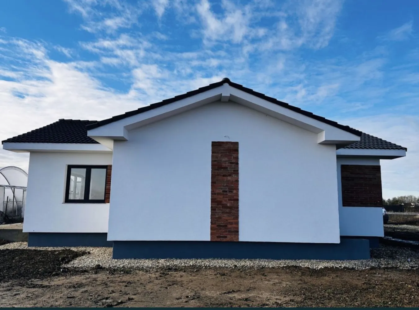 Casa de vanzare zona Odoreu - Proprietar - Vand Casa noua - Zona Odoreului str.Metropolis(cartier Olimp) Compartimentare: living, bucatarie, 2 camere, 2 bai, hol generos, terasa dupa cum se observa si pe plan Suprafata constructiei este de 115 mp Teren împrejmuit (gard plasa) Suprafata terenului este de 3 ari ( posibilitate de achizitionare si cu 6 ari ) Utilitati: Curent , Gaz , Apa , Canal , RDS Casa se preda cu exteriorul complet finisat, interior vopsit in alb - Interior tencuit, gletuit 3 maini si Vopsit Alb - Geamuri termopan Rehau + pervaze exterioare - Instalatie electrica + prize si intrerupatoare - Instalatie sanitara cu incalzire in pardosea - Exterior izolat cu polistiren de 15 cm Eps 80, silicat si caramida aparenta - Tavane izolate cu vata minerala 20 cm - Tigla Terran