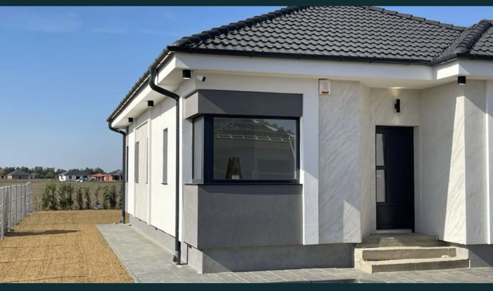 BRASADAS vinde casa tip PARTER in Odoreu, cartierul Olimp. - Agentia imobiliara BRASADAS vinde casa individuale de tip PARTER in Odoreu, cartierul Olimp, cu suprafata construită de aproximativ 95mp, teren de 300 mp, pe o strada asfaltata cu iluminat public. 
Complexul rezidential din ,,cartierul Olimp" este situat intre Satu Mare si Odoreu la 2 km de ieșirea din Oraș. Locuința prezentată este compusă din: - 3 dormitoare - Un open-space compus din Living si bucatarie; - 2 bai; - Debara. Stadiul la care se predă este descris mai jos: - Izolatie exterior cu polistiren de EPS 80 si tencuiala decorativa cu; - Izolatie soclu cu polistiren extrudat si tencuiala decorativa hidrofoba - Tamplarie marca Rehau; - Pereți tencuiti si gletuiti - Tavane finisate cu glet - Termoizolația planșeului peste parter realizată cu vata bazaltica de 20cm, - Încălzire în pardosea - Glafuri incluse la exterior - Sistemul de colectare al apei de ploaie pentru suprastructură incluse(jgheaburi și burlane) respectiv colectarea apei pluviale - Împrejmuire perimetrală inclusă - Branșament de energie electrică realizat pe parcelă, până inclusiv în interiorul locuinței; - Branșament de apă curentă realizat pe parcelă, până inclusiv în interiorul locuinței; - Branșament de gaze naturale realizat pe parcelă, până inclusiv în interiorul locuinței; - Branșament de canalizare, până inclusiv în interiorul locuinței; - Rețeaua RCS-RDS, până inclusiv în interiorul locuinței; - Instalație electrică interioară; - Instalație sanitară interioară; - Instalație de încălzire în pardosea;
www.brasadas.com.