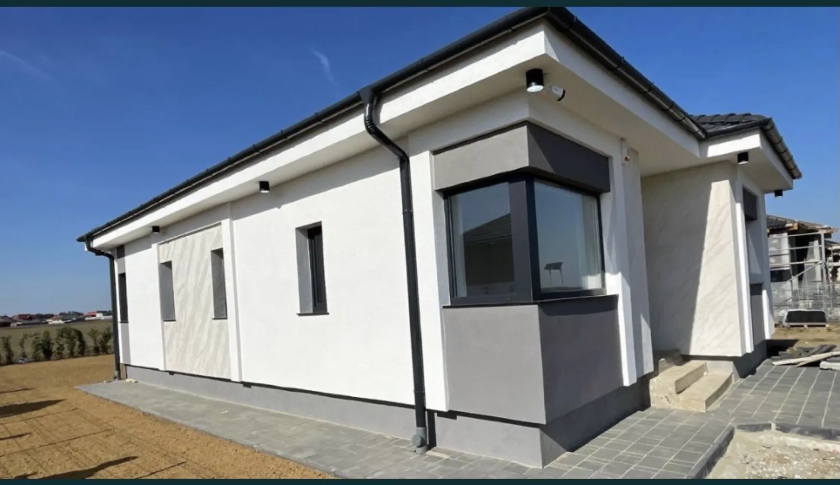 BRASADAS vinde casa tip PARTER in Odoreu, cartierul Olimp. - Agentia imobiliara BRASADAS vinde casa individuale de tip PARTER in Odoreu, cartierul Olimp, cu suprafata construită de aproximativ 95mp, teren de 300 mp, pe o strada asfaltata cu iluminat public. 
Complexul rezidential din ,,cartierul Olimp" este situat intre Satu Mare si Odoreu la 2 km de ieșirea din Oraș. Locuința prezentată este compusă din: - 3 dormitoare - Un open-space compus din Living si bucatarie; - 2 bai; - Debara. Stadiul la care se predă este descris mai jos: - Izolatie exterior cu polistiren de EPS 80 si tencuiala decorativa cu; - Izolatie soclu cu polistiren extrudat si tencuiala decorativa hidrofoba - Tamplarie marca Rehau; - Pereți tencuiti si gletuiti - Tavane finisate cu glet - Termoizolația planșeului peste parter realizată cu vata bazaltica de 20cm, - Încălzire în pardosea - Glafuri incluse la exterior - Sistemul de colectare al apei de ploaie pentru suprastructură incluse(jgheaburi și burlane) respectiv colectarea apei pluviale - Împrejmuire perimetrală inclusă - Branșament de energie electrică realizat pe parcelă, până inclusiv în interiorul locuinței; - Branșament de apă curentă realizat pe parcelă, până inclusiv în interiorul locuinței; - Branșament de gaze naturale realizat pe parcelă, până inclusiv în interiorul locuinței; - Branșament de canalizare, până inclusiv în interiorul locuinței; - Rețeaua RCS-RDS, până inclusiv în interiorul locuinței; - Instalație electrică interioară; - Instalație sanitară interioară; - Instalație de încălzire în pardosea;
www.brasadas.com.