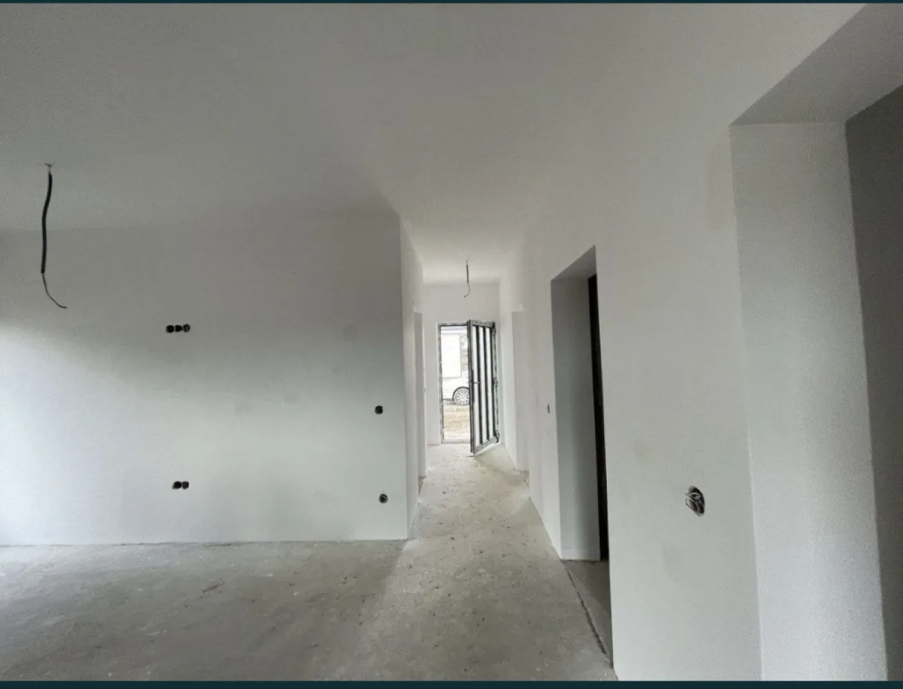 BRASADAS vinde casa tip PARTER in Odoreu, cartierul Olimp. - Agentia imobiliara BRASADAS vinde casa individuale de tip PARTER in Odoreu, cartierul Olimp, cu suprafata construită de aproximativ 95mp, teren de 300 mp, pe o strada asfaltata cu iluminat public. 
Complexul rezidential din ,,cartierul Olimp" este situat intre Satu Mare si Odoreu la 2 km de ieșirea din Oraș. Locuința prezentată este compusă din: - 3 dormitoare - Un open-space compus din Living si bucatarie; - 2 bai; - Debara. Stadiul la care se predă este descris mai jos: - Izolatie exterior cu polistiren de EPS 80 si tencuiala decorativa cu; - Izolatie soclu cu polistiren extrudat si tencuiala decorativa hidrofoba - Tamplarie marca Rehau; - Pereți tencuiti si gletuiti - Tavane finisate cu glet - Termoizolația planșeului peste parter realizată cu vata bazaltica de 20cm, - Încălzire în pardosea - Glafuri incluse la exterior - Sistemul de colectare al apei de ploaie pentru suprastructură incluse(jgheaburi și burlane) respectiv colectarea apei pluviale - Împrejmuire perimetrală inclusă - Branșament de energie electrică realizat pe parcelă, până inclusiv în interiorul locuinței; - Branșament de apă curentă realizat pe parcelă, până inclusiv în interiorul locuinței; - Branșament de gaze naturale realizat pe parcelă, până inclusiv în interiorul locuinței; - Branșament de canalizare, până inclusiv în interiorul locuinței; - Rețeaua RCS-RDS, până inclusiv în interiorul locuinței; - Instalație electrică interioară; - Instalație sanitară interioară; - Instalație de încălzire în pardosea;
www.brasadas.com.