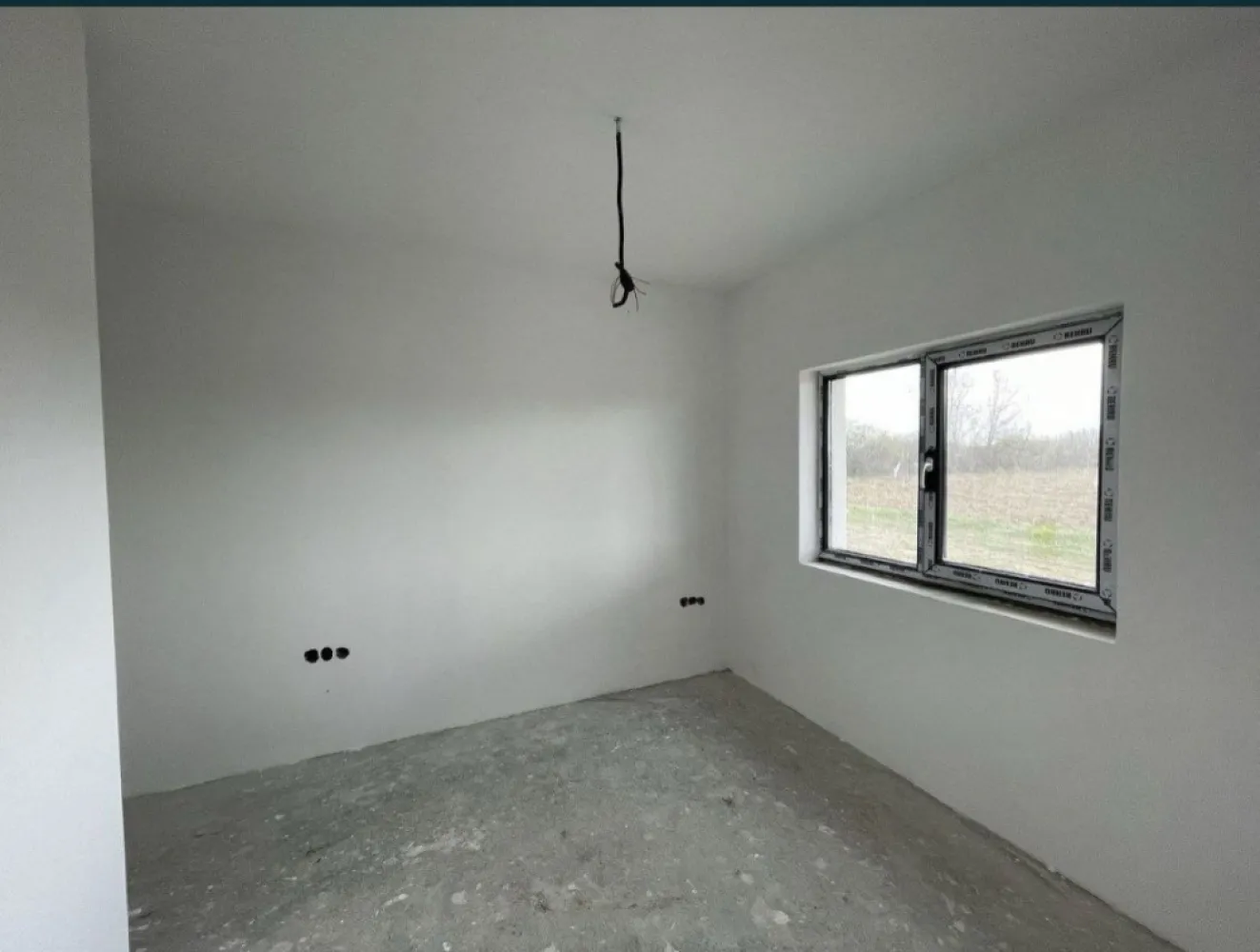 BRASADAS vinde casa tip PARTER in Odoreu, cartierul Olimp. - Agentia imobiliara BRASADAS vinde casa individuale de tip PARTER in Odoreu, cartierul Olimp, cu suprafata construită de aproximativ 95mp, teren de 300 mp, pe o strada asfaltata cu iluminat public. 
Complexul rezidential din ,,cartierul Olimp" este situat intre Satu Mare si Odoreu la 2 km de ieșirea din Oraș. Locuința prezentată este compusă din: - 3 dormitoare - Un open-space compus din Living si bucatarie; - 2 bai; - Debara. Stadiul la care se predă este descris mai jos: - Izolatie exterior cu polistiren de EPS 80 si tencuiala decorativa cu; - Izolatie soclu cu polistiren extrudat si tencuiala decorativa hidrofoba - Tamplarie marca Rehau; - Pereți tencuiti si gletuiti - Tavane finisate cu glet - Termoizolația planșeului peste parter realizată cu vata bazaltica de 20cm, - Încălzire în pardosea - Glafuri incluse la exterior - Sistemul de colectare al apei de ploaie pentru suprastructură incluse(jgheaburi și burlane) respectiv colectarea apei pluviale - Împrejmuire perimetrală inclusă - Branșament de energie electrică realizat pe parcelă, până inclusiv în interiorul locuinței; - Branșament de apă curentă realizat pe parcelă, până inclusiv în interiorul locuinței; - Branșament de gaze naturale realizat pe parcelă, până inclusiv în interiorul locuinței; - Branșament de canalizare, până inclusiv în interiorul locuinței; - Rețeaua RCS-RDS, până inclusiv în interiorul locuinței; - Instalație electrică interioară; - Instalație sanitară interioară; - Instalație de încălzire în pardosea;
www.brasadas.com.