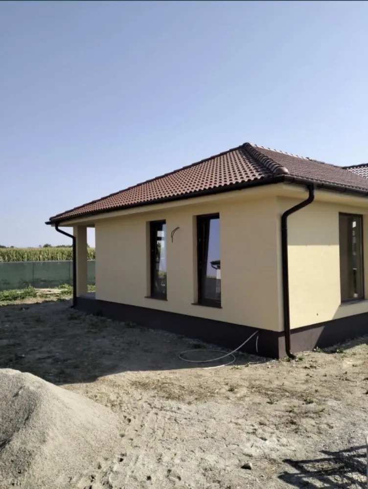 Casa de vanzare Lazuri - Vând casă nouă semifinisata.Casa se află pe un teren de 630 m² cu front de 29 metri.Casa are 135m² și este compartimentat astfe: 3 dormitoare 2 băi 1 cameră tehnica 1 bucătărie open space cu living terasă intrarea și una în spate.Casa este izolata cu polistiren 10 cm și vopsea decorativă inclusiv fundația.Interior finisat vopsit cu vopsea lavabila de culoarea albă încălzire este pe radiatoare și este racordata la utilități apa curant RDS etc Casa se afla la mai puțin de 10 minute de centrul orașului într-un Cartier liniștit ( cart Moldovan ) mai multe informații la nr de telefon 0761 691 164 Szabi
