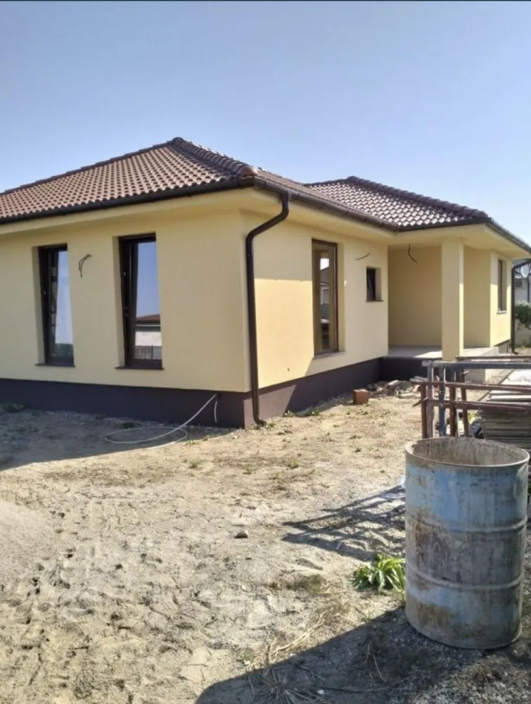 Casa de vanzare Lazuri - Vând casă nouă semifinisata.Casa se află pe un teren de 630 m² cu front de 29 metri.Casa are 135m² și este compartimentat astfe: 3 dormitoare 2 băi 1 cameră tehnica 1 bucătărie open space cu living terasă intrarea și una în spate.Casa este izolata cu polistiren 10 cm și vopsea decorativă inclusiv fundația.Interior finisat vopsit cu vopsea lavabila de culoarea albă încălzire este pe radiatoare și este racordata la utilități apa curant RDS etc Casa se afla la mai puțin de 10 minute de centrul orașului într-un Cartier liniștit ( cart Moldovan ) mai multe informații la nr de telefon 0761 691 164 Szabi