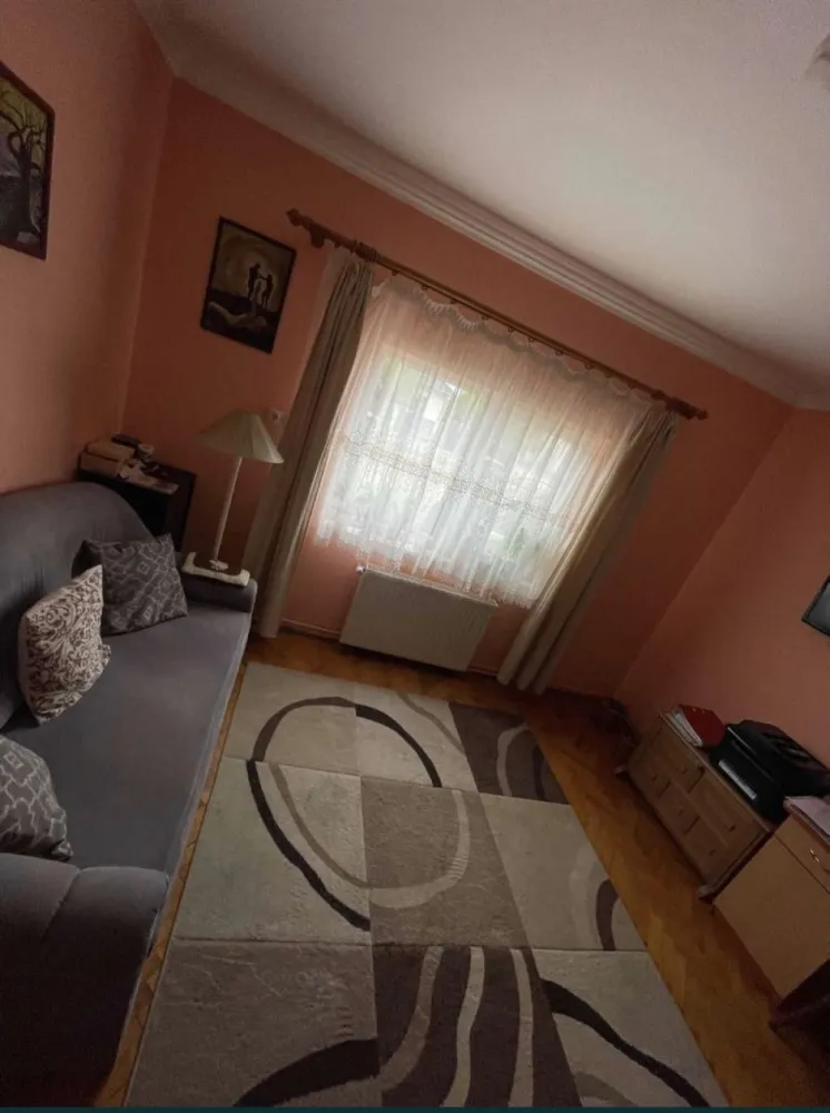 De vanzare casa 5 camere Carei - De vânzare casă cu 5 camere, hol, baie, bucatarie, bucatarie de vară, cămară, pivniță, dotată cu gaz, curent, apă, canalizare cu teren aferent 625 mp., potrivit pentru 2 generații, cu 3 intrări. Fundația este din piatră naturală, structură solidă, pereții din zidărie mixtă , sunt izolați cu polistiren. Casa este parțial renovată, cu geamuri termopan, gresie, faianță, parchet din lemn. 4 camere au intrări separate Închălzirea este asigurată de microcentrală Ariston cu condensare de 5 ani. Rețeaua electrică schimbată. Mobilierul de bucătărie este inclus în prețul de vânzare.