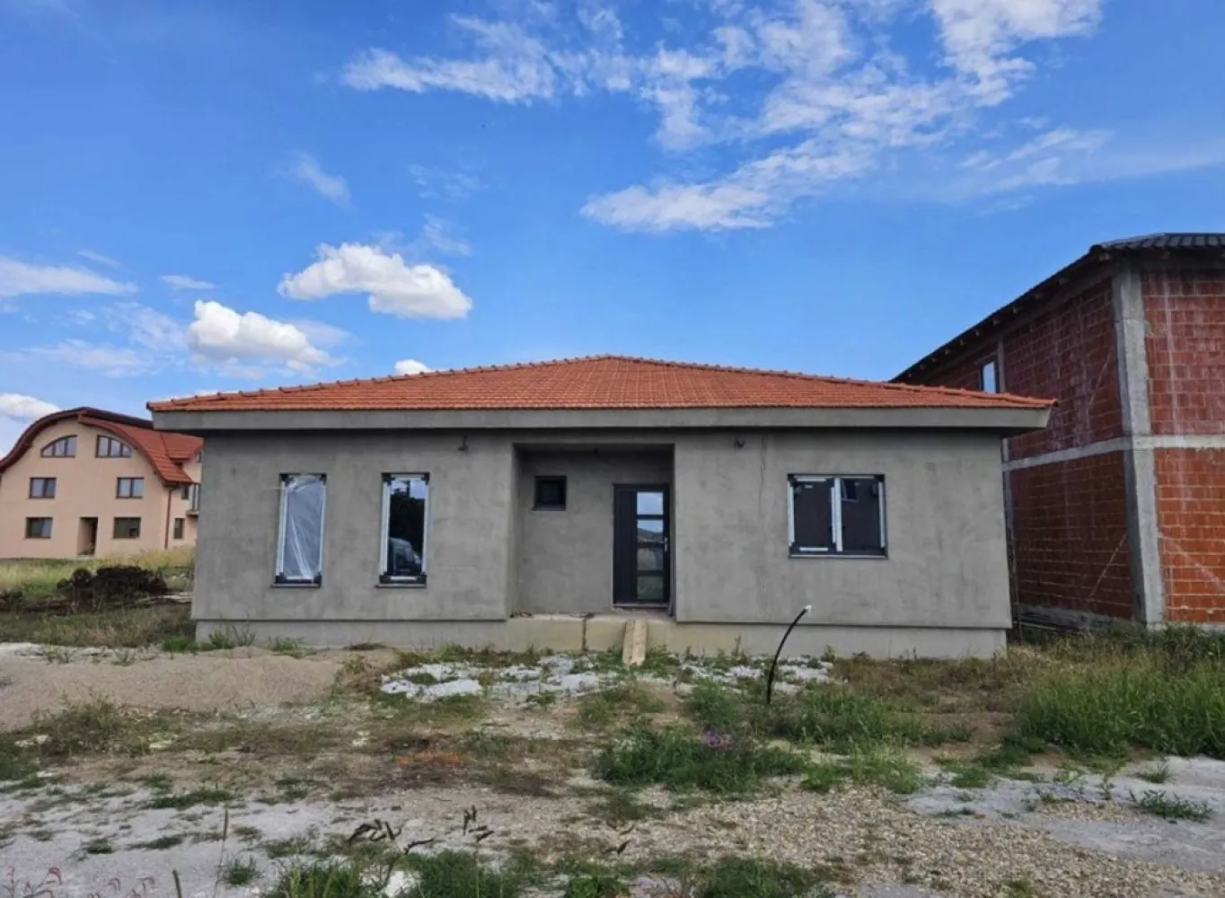 Casa de vanzare Paulesti - Va oferim spre vanzare casa tip parter, suprafata utila 130 mp pe un teren de 700mp . Compartimentare : -Living + bucatarie open space -3 dormitoare -2 bai -dresing -camera tehnica + terasa Casa se va preda fimisata pe exterior si semifinisata pe interior ( gletuit + un strat de vopsea) Geamuri triplex , culoare gri antracit, Incalzire in pardosea, Utilitati : Curent trifazic, apa ,Digi internet, gaz, fosa septica introduse Imobilul se afla pe strada Alexandru Vlahuță, continuare la strada Primaverii ,intrarea si de pe strada Ghioceilor Accept si schimb cu apartament plus diferenta