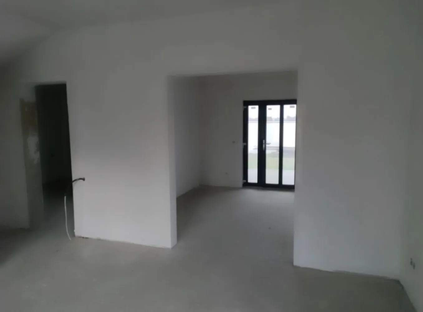 Vand casa tip duplex Martinesti - Vând casă tip duplex P+1,in loc Martinesti,casa are suprf 147 mp,teren 300mp,racordat la utilități!Casa este compusa din living ,bucătărie 3bai ,3 camere,balcon! Încălzirea este prin pardoseala !Stare semifinisat!