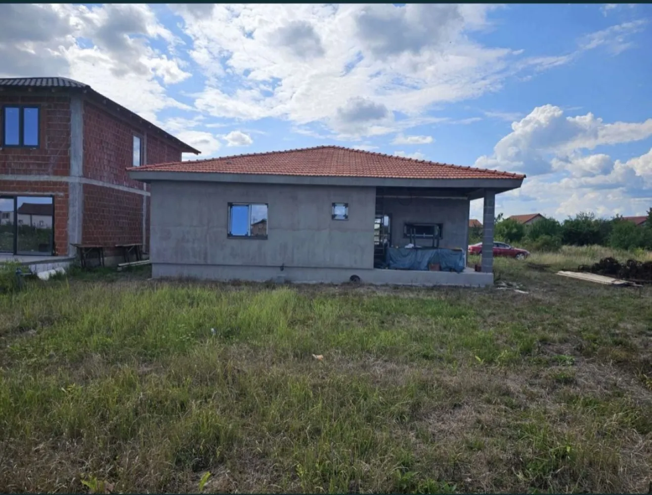 Casa de vanzare Paulesti - Va oferim spre vanzare casa tip parter, suprafata utila 130 mp pe un teren de 700mp . Compartimentare : -Living + bucatarie open space -3 dormitoare -2 bai -dresing -camera tehnica + terasa Casa se va preda fimisata pe exterior si semifinisata pe interior ( gletuit + un strat de vopsea) Geamuri triplex , culoare gri antracit, Incalzire in pardosea, Utilitati : Curent trifazic, apa ,Digi internet, gaz, fosa septica introduse Imobilul se afla pe strada Alexandru Vlahuță, continuare la strada Primaverii ,intrarea si de pe strada Ghioceilor Accept si schimb cu apartament plus diferenta