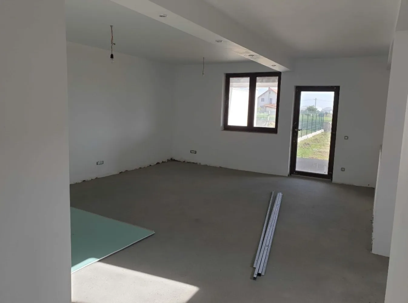 Casa Satu Mare, Lazuri - Casa tip duplex , zona rezidentiala intrare Lazuri , intabulat + utilitati separat pt fiecare proprietate in parte . Una casa / 204 mp construiti , 178 util , teren aferent ( curte si gradina ) 955 mp. Parter :hol intrare , 1 living , 1 camera , bucatarie , hol cu acces spre garaj , baie , debara , scari din beton , terasa , garaj , camera tehnica , Etaj : dormitor 1 , dormitor 2 , dressing , spatiu tehnic , baie mare , hol , balcon . Utilitati : apa , canalizare , curent trifazic , incalzire in pardoseala. Casele se afla in zona rezidentiala, curata, verde, linistita. !! Accept credit bancar .