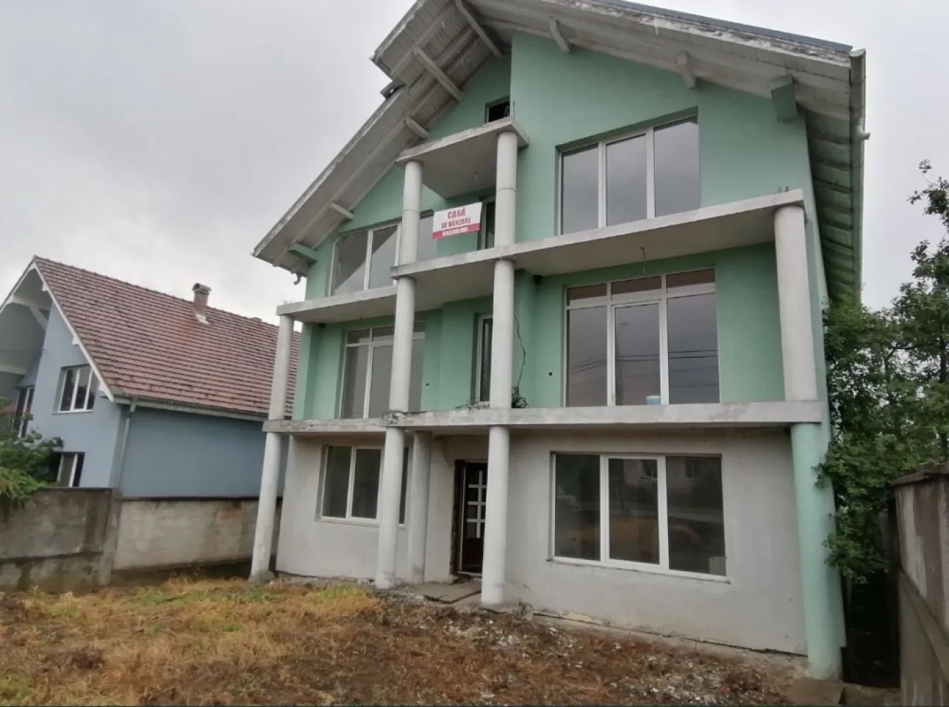 Casa de vanzare Negresti-Oas St.Victoriei - Ofer la vânzare o casa situată in Negresti-Oas ,casa construită pe 2 nivele +parter pe o suprafața de 500mp si cu o gradina generoasa in spate de 21 de ari care poate fi amenajată după preferințele proprietarilor.Casa este finisata doar partial pentru a le oferii proprietarilor libertatea de a o termina după propriul plac ! Acceptam și variante la schimb dacă se dorește !