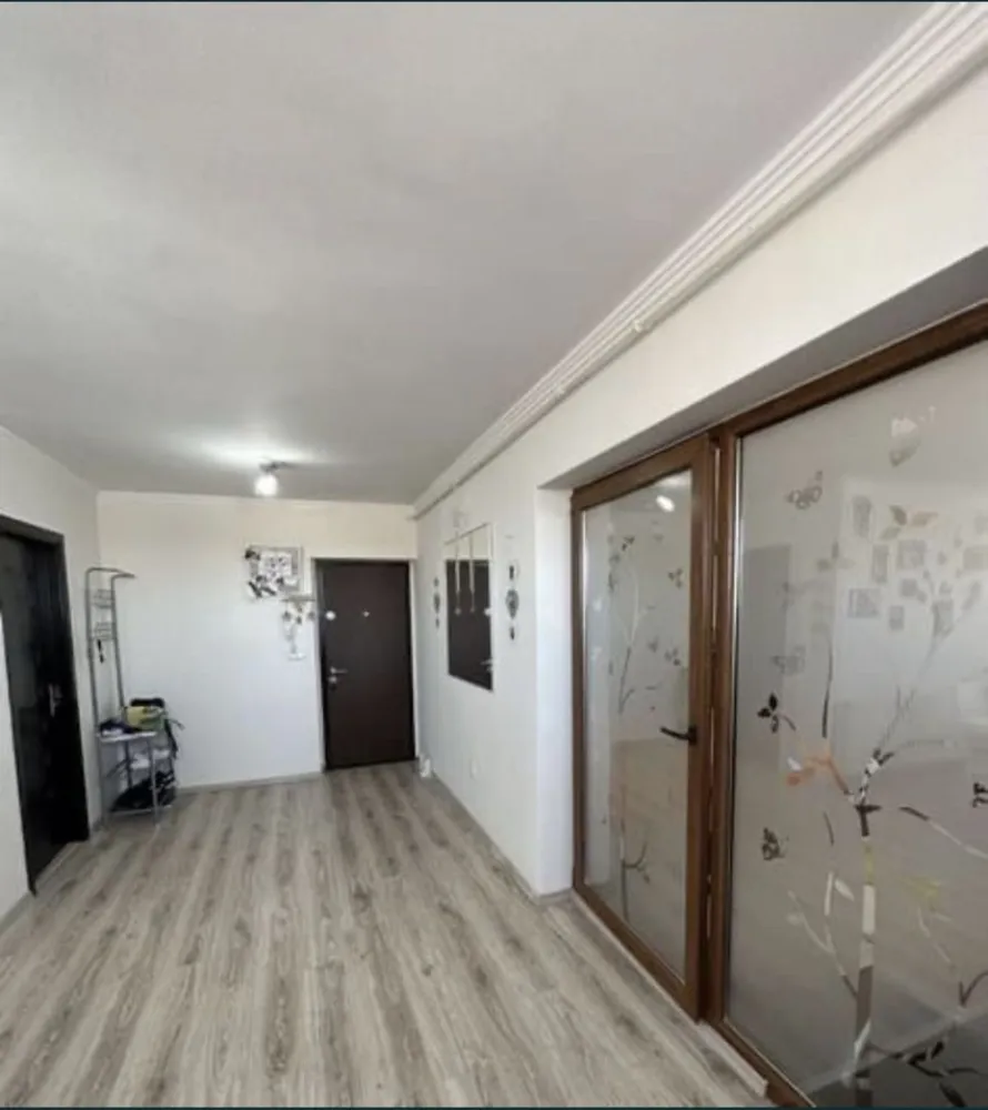 Apartament zona Titulescu - Apartament situat in zona Titulescu. Cele 3 camere,baie si terasa cu suprafata utila de 140mp ,veti avea suficient spatiu pentru a va crea o locuinta linistita si placuta. Puteti beneficia de o distributie inteligenta a spatiului cu o zona de zi confortabila.Apartamentul poate fi amenajata in functie de preferintele dvs. Apartamentul ramane cu bucatarie mobilata , aer conditionat , centrala termica cu condensare Vaillant,avand un teren cu curte comuna , gradina si locuri de parcare private.Va stam la dispozitie sa va ajutam si sa va oferim informatii personalizate. Tel. Nr. 0745297017 sau 0742048819.
