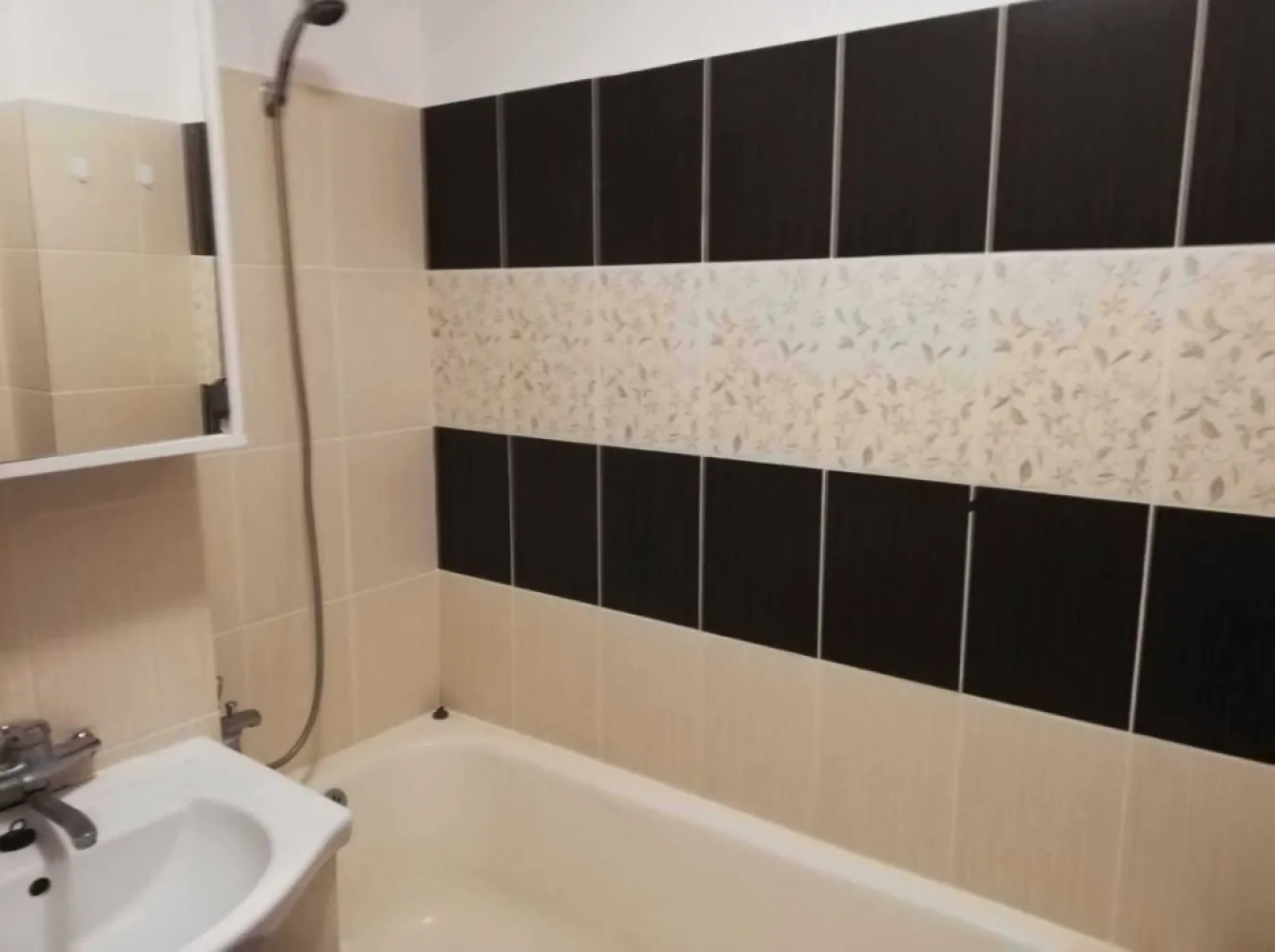 Apartament 2 camere decomandat langa Kaufland Carei - Vind apartament cu 2 camere in Carei,etaj 3,decomandat,spatios,zona centrala,magazine scoli in apropiere,din caramida,situat la mijloc-costuri mici si pe timp de iarna, aproape de centru,balcon,parcare,centrala proprie,termopane,parchet,gresie,vecini buni, situat linga magazinul kaufland.poze reale. eventual inchiriez.info la tel.