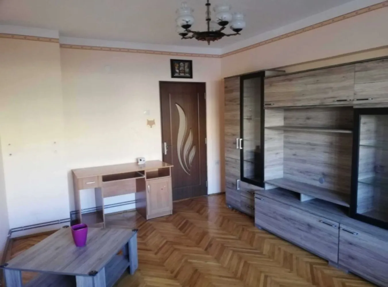 Apartament 2 camere decomandat langa Kaufland Carei - Vind apartament cu 2 camere in Carei,etaj 3,decomandat,spatios,zona centrala,magazine scoli in apropiere,din caramida,situat la mijloc-costuri mici si pe timp de iarna, aproape de centru,balcon,parcare,centrala proprie,termopane,parchet,gresie,vecini buni, situat linga magazinul kaufland.poze reale. eventual inchiriez.info la tel.