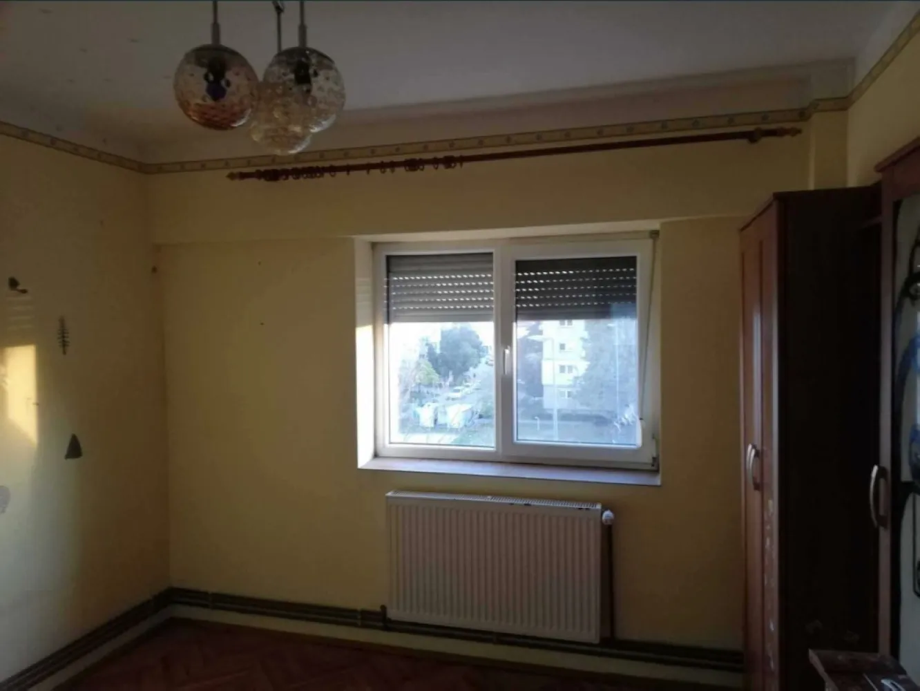 Apartament 2 camere decomandat langa Kaufland Carei - Vind apartament cu 2 camere in Carei,etaj 3,decomandat,spatios,zona centrala,magazine scoli in apropiere,din caramida,situat la mijloc-costuri mici si pe timp de iarna, aproape de centru,balcon,parcare,centrala proprie,termopane,parchet,gresie,vecini buni, situat linga magazinul kaufland.poze reale. eventual inchiriez.info la tel.