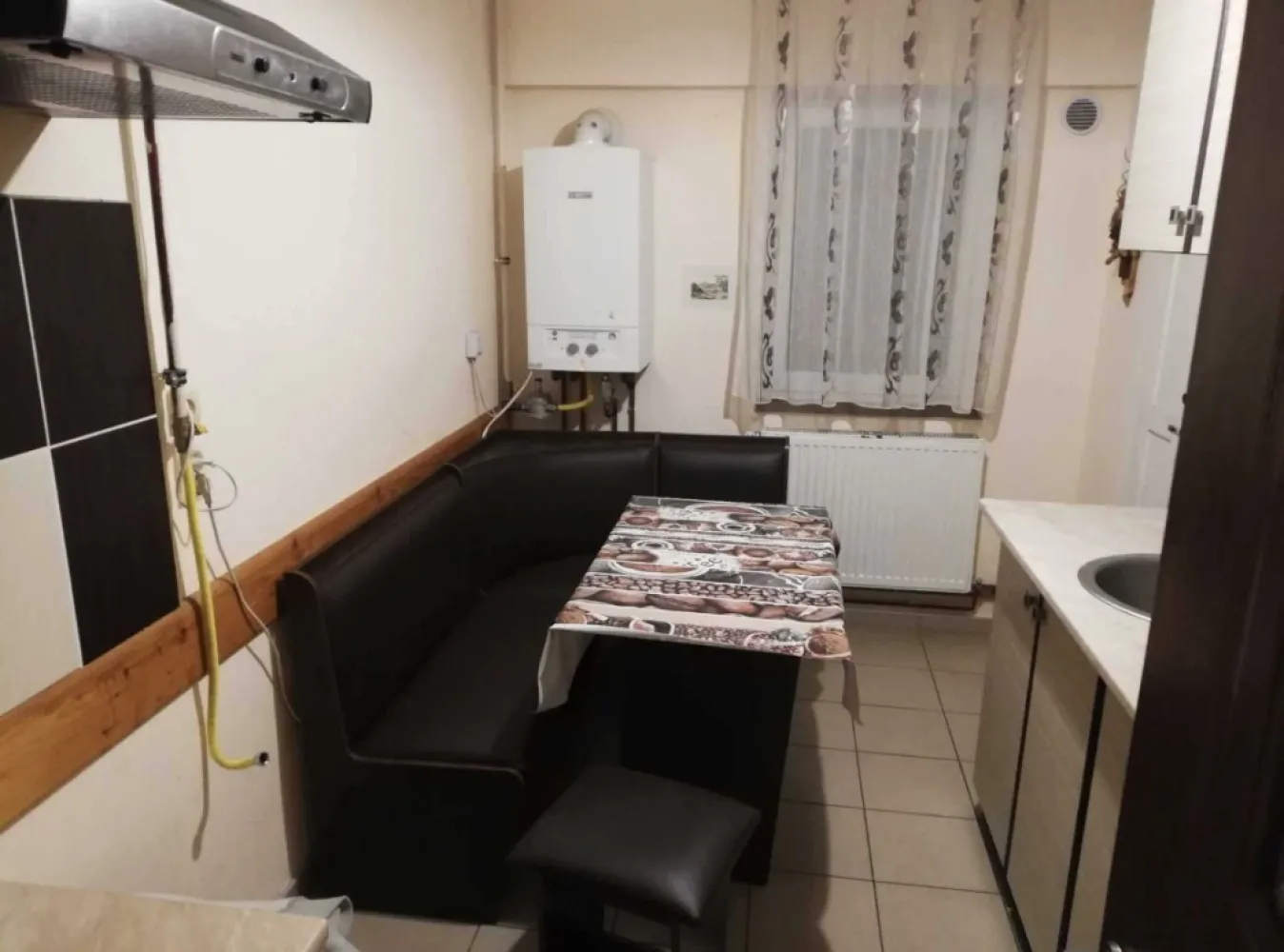 Apartament 2 camere decomandat langa Kaufland Carei - Vind apartament cu 2 camere in Carei,etaj 3,decomandat,spatios,zona centrala,magazine scoli in apropiere,din caramida,situat la mijloc-costuri mici si pe timp de iarna, aproape de centru,balcon,parcare,centrala proprie,termopane,parchet,gresie,vecini buni, situat linga magazinul kaufland.poze reale. eventual inchiriez.info la tel.