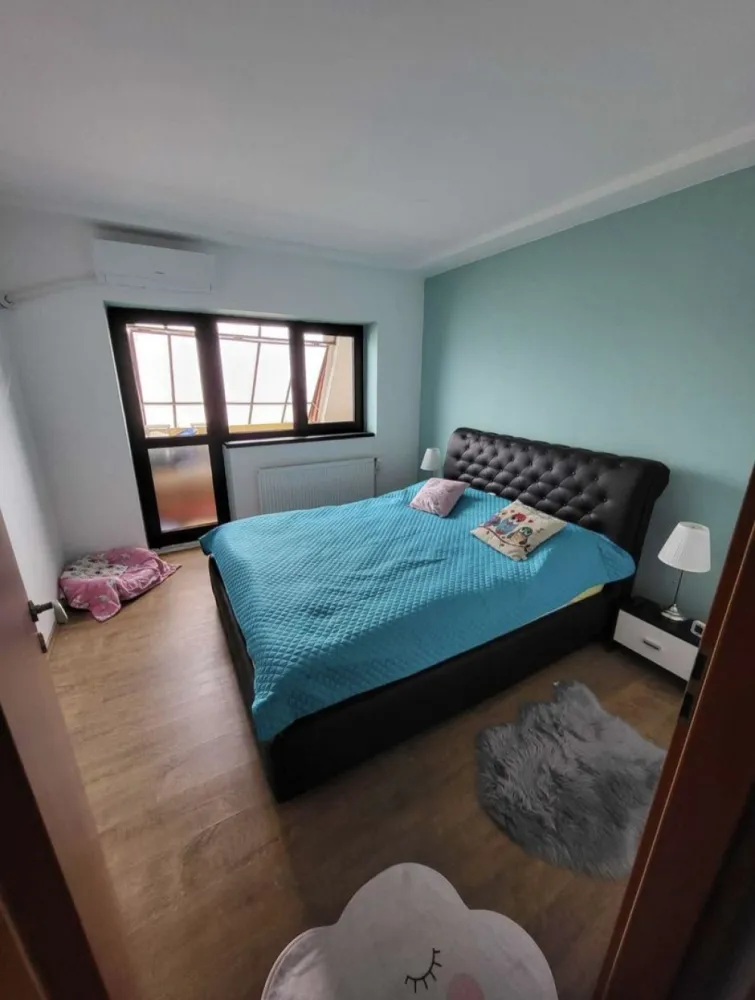 ageuropa.ro vinde ap 4 cam 85 mp etaj 10 în CENTRU NOU. - Agenția EUROPA vinde apartament cu 4 camere în CENTRU NOU in apropiere de liceul Eminescu la etajul 10 din 10 cu lift nou schimbat de aproximativ 1 an de zile.Suprafata totala 95,52 si 85.41 suprafata utila.
Apartamentul a fost renovat complet acum 5 ani ,s-a facut instalatia electrica,instalatia sanitara,acoperis cu tabla lindab.Apartamentul este dotat cu alarma Cerber,centrala prin condensare Beretta Quadra Green 24csi si cu 2 aparate de aer conditionat gree wifix de 12.000BTU care au fost achizitionate anul trecut,anul trecut sau schimbat si geamurile termopan Profil Ramplast cu 6 camere , EcoLux Light , Culoare : Stejar Inchis cu sticla triplex de 24mm Low-e4+Float4, izolati toti peretii exteriori pe interior cu poliester .Apartamentul se preda partial mobilat,la intrare se afla un hol cu un dressing si o debara,se dispune si de 2 balcoane de aproximativ 5 m2 fiecare.