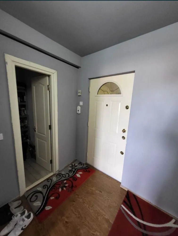 ageuropa.ro vinde ap 4 cam 85 mp etaj 10 în CENTRU NOU. - Agenția EUROPA vinde apartament cu 4 camere în CENTRU NOU in apropiere de liceul Eminescu la etajul 10 din 10 cu lift nou schimbat de aproximativ 1 an de zile.Suprafata totala 95,52 si 85.41 suprafata utila.
Apartamentul a fost renovat complet acum 5 ani ,s-a facut instalatia electrica,instalatia sanitara,acoperis cu tabla lindab.Apartamentul este dotat cu alarma Cerber,centrala prin condensare Beretta Quadra Green 24csi si cu 2 aparate de aer conditionat gree wifix de 12.000BTU care au fost achizitionate anul trecut,anul trecut sau schimbat si geamurile termopan Profil Ramplast cu 6 camere , EcoLux Light , Culoare : Stejar Inchis cu sticla triplex de 24mm Low-e4+Float4, izolati toti peretii exteriori pe interior cu poliester .Apartamentul se preda partial mobilat,la intrare se afla un hol cu un dressing si o debara,se dispune si de 2 balcoane de aproximativ 5 m2 fiecare.