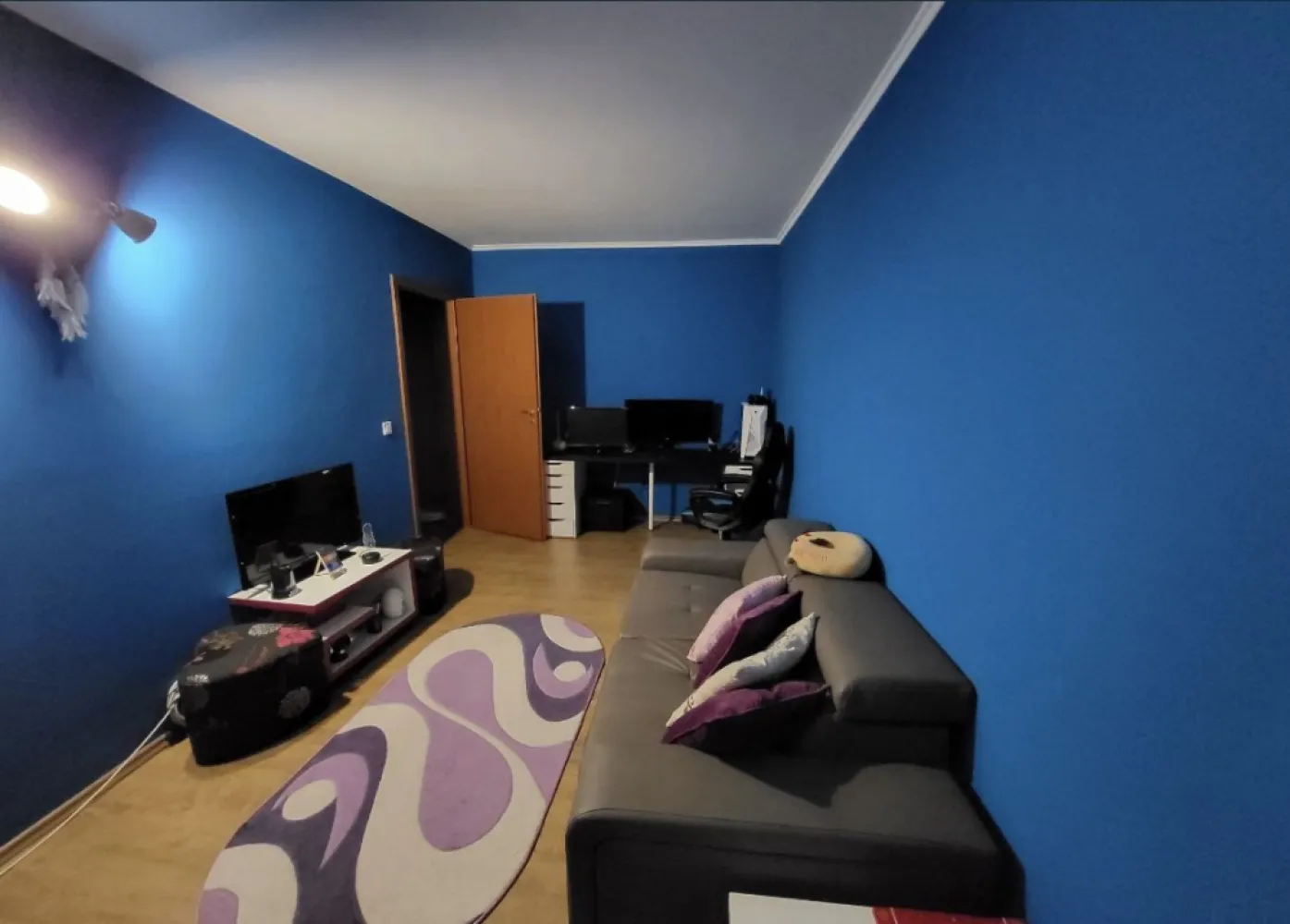 ageuropa.ro vinde ap 4 cam 85 mp etaj 10 în CENTRU NOU. - Agenția EUROPA vinde apartament cu 4 camere în CENTRU NOU in apropiere de liceul Eminescu la etajul 10 din 10 cu lift nou schimbat de aproximativ 1 an de zile.Suprafata totala 95,52 si 85.41 suprafata utila.
Apartamentul a fost renovat complet acum 5 ani ,s-a facut instalatia electrica,instalatia sanitara,acoperis cu tabla lindab.Apartamentul este dotat cu alarma Cerber,centrala prin condensare Beretta Quadra Green 24csi si cu 2 aparate de aer conditionat gree wifix de 12.000BTU care au fost achizitionate anul trecut,anul trecut sau schimbat si geamurile termopan Profil Ramplast cu 6 camere , EcoLux Light , Culoare : Stejar Inchis cu sticla triplex de 24mm Low-e4+Float4, izolati toti peretii exteriori pe interior cu poliester .Apartamentul se preda partial mobilat,la intrare se afla un hol cu un dressing si o debara,se dispune si de 2 balcoane de aproximativ 5 m2 fiecare.