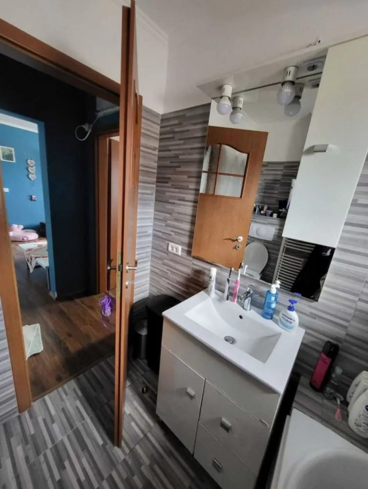 ageuropa.ro vinde ap 4 cam 85 mp etaj 10 în CENTRU NOU. - Agenția EUROPA vinde apartament cu 4 camere în CENTRU NOU in apropiere de liceul Eminescu la etajul 10 din 10 cu lift nou schimbat de aproximativ 1 an de zile.Suprafata totala 95,52 si 85.41 suprafata utila.
Apartamentul a fost renovat complet acum 5 ani ,s-a facut instalatia electrica,instalatia sanitara,acoperis cu tabla lindab.Apartamentul este dotat cu alarma Cerber,centrala prin condensare Beretta Quadra Green 24csi si cu 2 aparate de aer conditionat gree wifix de 12.000BTU care au fost achizitionate anul trecut,anul trecut sau schimbat si geamurile termopan Profil Ramplast cu 6 camere , EcoLux Light , Culoare : Stejar Inchis cu sticla triplex de 24mm Low-e4+Float4, izolati toti peretii exteriori pe interior cu poliester .Apartamentul se preda partial mobilat,la intrare se afla un hol cu un dressing si o debara,se dispune si de 2 balcoane de aproximativ 5 m2 fiecare.