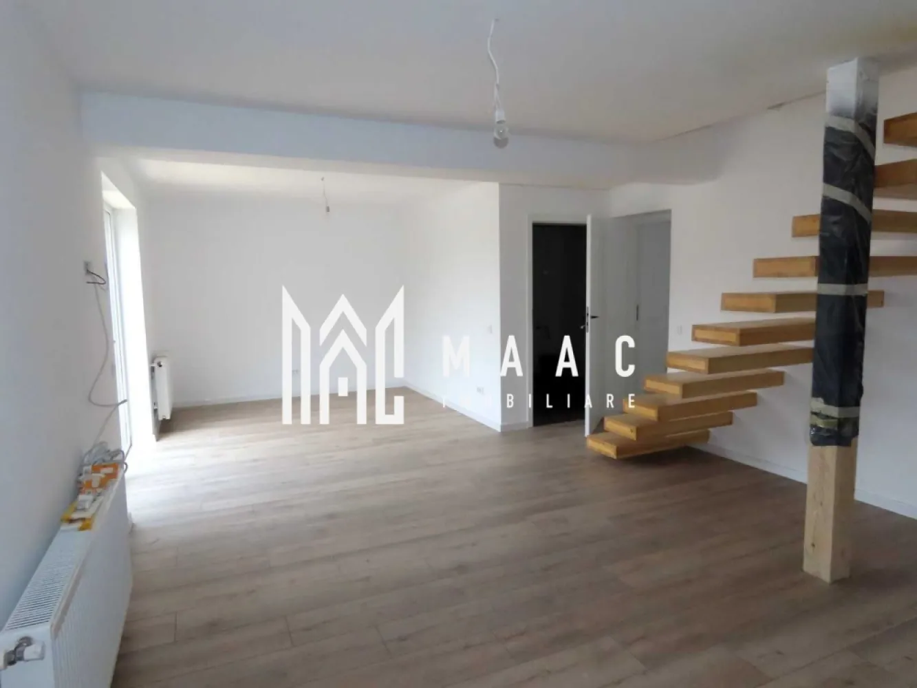 Apartament 4 camere | 105 MPU | Zona Arhitectilor - MAAC Imobiliare vă propune spre vânzare un apartament modern, spațios și luminos situat în Cartierul Arhitecților, într-un imobil construit în anul 2019, o locuință potrivită pentru o familie sau pentru investiție.

Apartamentul are o suprafață utilă de 105 mp și este dispus pe două niveluri, fiind amenajat cu scară interioară tip „floating stairs”, element care oferă un design modern și elegant. Locuința nu a fost locuită, fiind pregătită pentru noii proprietari.

Compartimentarea apartamentului este realizată astfel:

Nivel 1:
-living generos cu bucătărie open space
-hol
-baie
-dormitor
-balcon

Nivel 2:
-hol
-baie
-2 dormitoare spațioase

Apartamentul se predă cu mobilă de bucătărie inclusă. Instalația electrică este refăcută complet și este dotată cu prize și întrerupătoare modulare de calitate superioară.

Construcția imobilului a fost realizată cu materiale premium, oferind siguranță, confort și un ambient modern.

Proprietatea beneficiază și de loc de parcare inclus.

Pentru mai multe detalii, vă rugăm să menționați telefonic că ați văzut anunțul cu CP2777556.