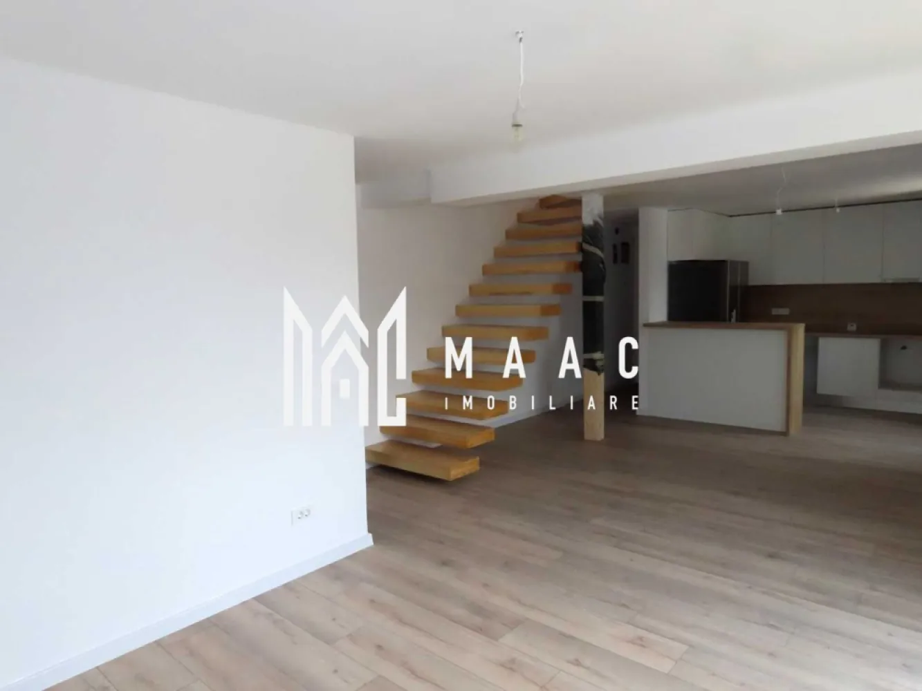 Apartament 4 camere | 105 MPU | Zona Arhitectilor - MAAC Imobiliare vă propune spre vânzare un apartament modern, spațios și luminos situat în Cartierul Arhitecților, într-un imobil construit în anul 2019, o locuință potrivită pentru o familie sau pentru investiție.

Apartamentul are o suprafață utilă de 105 mp și este dispus pe două niveluri, fiind amenajat cu scară interioară tip „floating stairs”, element care oferă un design modern și elegant. Locuința nu a fost locuită, fiind pregătită pentru noii proprietari.

Compartimentarea apartamentului este realizată astfel:

Nivel 1:
-living generos cu bucătărie open space
-hol
-baie
-dormitor
-balcon

Nivel 2:
-hol
-baie
-2 dormitoare spațioase

Apartamentul se predă cu mobilă de bucătărie inclusă. Instalația electrică este refăcută complet și este dotată cu prize și întrerupătoare modulare de calitate superioară.

Construcția imobilului a fost realizată cu materiale premium, oferind siguranță, confort și un ambient modern.

Proprietatea beneficiază și de loc de parcare inclus.

Pentru mai multe detalii, vă rugăm să menționați telefonic că ați văzut anunțul cu CP2777556.