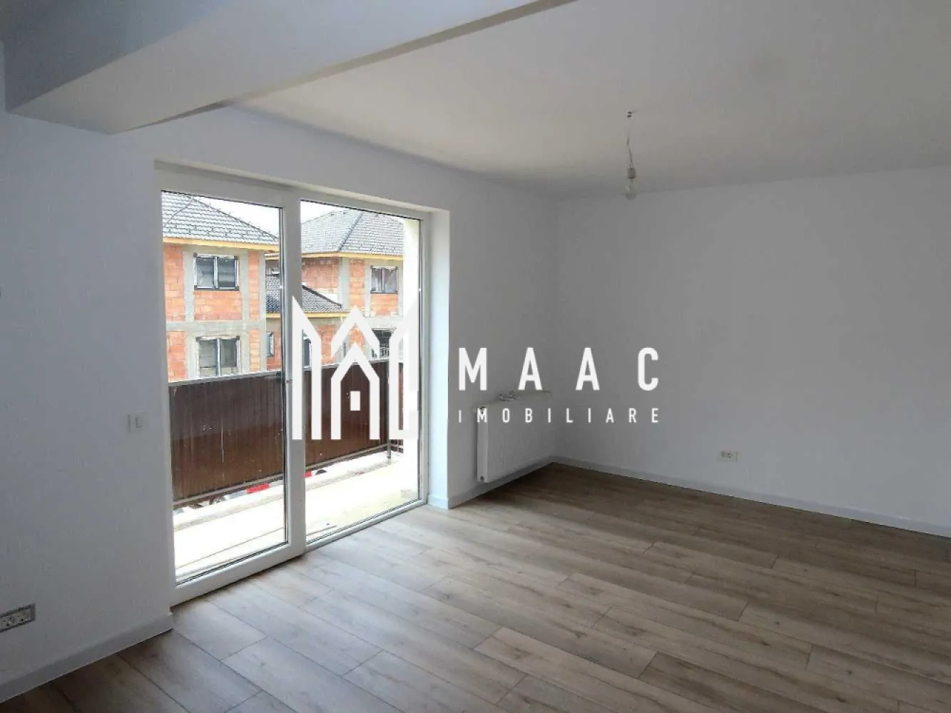 Apartament 4 camere | 105 MPU | Zona Arhitectilor - MAAC Imobiliare vă propune spre vânzare un apartament modern, spațios și luminos situat în Cartierul Arhitecților, într-un imobil construit în anul 2019, o locuință potrivită pentru o familie sau pentru investiție.

Apartamentul are o suprafață utilă de 105 mp și este dispus pe două niveluri, fiind amenajat cu scară interioară tip „floating stairs”, element care oferă un design modern și elegant. Locuința nu a fost locuită, fiind pregătită pentru noii proprietari.

Compartimentarea apartamentului este realizată astfel:

Nivel 1:
-living generos cu bucătărie open space
-hol
-baie
-dormitor
-balcon

Nivel 2:
-hol
-baie
-2 dormitoare spațioase

Apartamentul se predă cu mobilă de bucătărie inclusă. Instalația electrică este refăcută complet și este dotată cu prize și întrerupătoare modulare de calitate superioară.

Construcția imobilului a fost realizată cu materiale premium, oferind siguranță, confort și un ambient modern.

Proprietatea beneficiază și de loc de parcare inclus.

Pentru mai multe detalii, vă rugăm să menționați telefonic că ați văzut anunțul cu CP2777556.