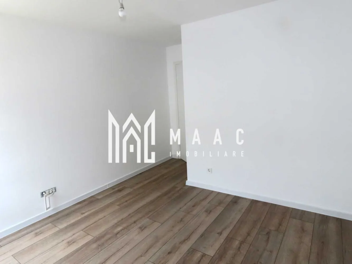 Apartament 4 camere | 105 MPU | Zona Arhitectilor - MAAC Imobiliare vă propune spre vânzare un apartament modern, spațios și luminos situat în Cartierul Arhitecților, într-un imobil construit în anul 2019, o locuință potrivită pentru o familie sau pentru investiție.

Apartamentul are o suprafață utilă de 105 mp și este dispus pe două niveluri, fiind amenajat cu scară interioară tip „floating stairs”, element care oferă un design modern și elegant. Locuința nu a fost locuită, fiind pregătită pentru noii proprietari.

Compartimentarea apartamentului este realizată astfel:

Nivel 1:
-living generos cu bucătărie open space
-hol
-baie
-dormitor
-balcon

Nivel 2:
-hol
-baie
-2 dormitoare spațioase

Apartamentul se predă cu mobilă de bucătărie inclusă. Instalația electrică este refăcută complet și este dotată cu prize și întrerupătoare modulare de calitate superioară.

Construcția imobilului a fost realizată cu materiale premium, oferind siguranță, confort și un ambient modern.

Proprietatea beneficiază și de loc de parcare inclus.

Pentru mai multe detalii, vă rugăm să menționați telefonic că ați văzut anunțul cu CP2777556.