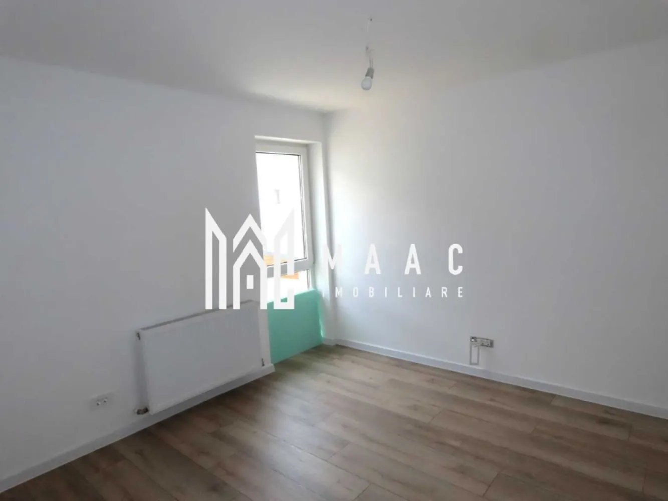 Apartament 4 camere | 105 MPU | Zona Arhitectilor - MAAC Imobiliare vă propune spre vânzare un apartament modern, spațios și luminos situat în Cartierul Arhitecților, într-un imobil construit în anul 2019, o locuință potrivită pentru o familie sau pentru investiție.

Apartamentul are o suprafață utilă de 105 mp și este dispus pe două niveluri, fiind amenajat cu scară interioară tip „floating stairs”, element care oferă un design modern și elegant. Locuința nu a fost locuită, fiind pregătită pentru noii proprietari.

Compartimentarea apartamentului este realizată astfel:

Nivel 1:
-living generos cu bucătărie open space
-hol
-baie
-dormitor
-balcon

Nivel 2:
-hol
-baie
-2 dormitoare spațioase

Apartamentul se predă cu mobilă de bucătărie inclusă. Instalația electrică este refăcută complet și este dotată cu prize și întrerupătoare modulare de calitate superioară.

Construcția imobilului a fost realizată cu materiale premium, oferind siguranță, confort și un ambient modern.

Proprietatea beneficiază și de loc de parcare inclus.

Pentru mai multe detalii, vă rugăm să menționați telefonic că ați văzut anunțul cu CP2777556.