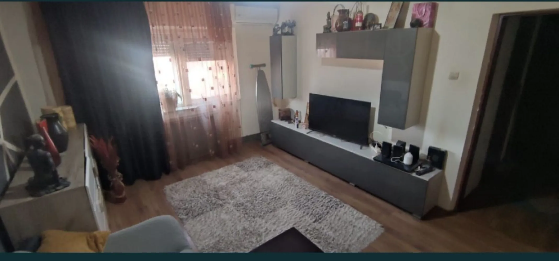 Vand ap cu 3 camere in Navodari - Vând apartament cu 3 camere in Năvodari, langa parcul central, acoperiș recent reabilitat, izolat termic, centrală pe gaz, aer condiționat.Apartamentul este foarte îngrijit, se vinde mobilat și utilat complet.