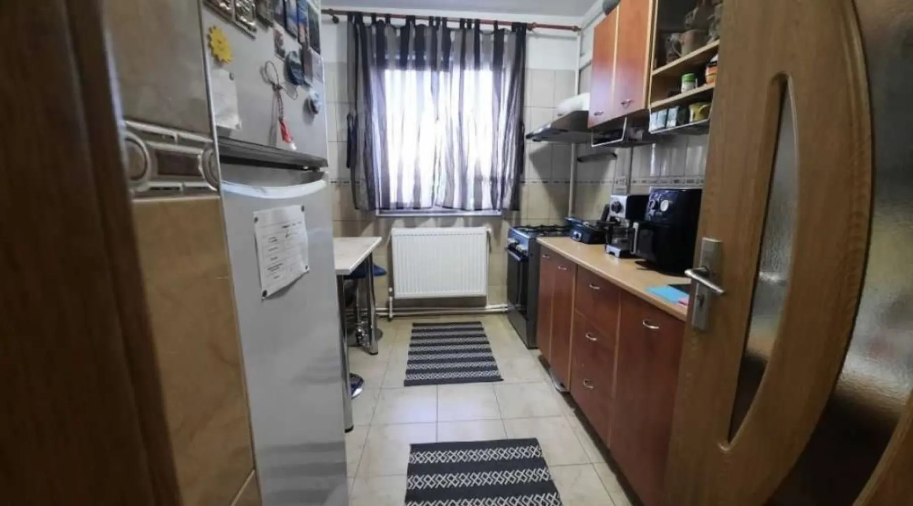 Ap 3 camere, mobilat, centrala, Tomis Nord, zona Brotacei - Apartament cu 3 camere semidecomandate, incadrat, bloc din caramida, suprafata de 57 mp, etaj 4/4, fara probleme hidroizolatie.
Liber de sarcini, actele pregatite pentru vanzare.
Se vinde partial mobilat
Zona foarte linistita, vedere spre alee - parcare.
In apropiere se afla: piete, gradinita, cresa, scoala, magazine, spatii comerciale, farmacii, spatii verzi, loc de joaca, mijloace de transport in comun ce permit acces direct catre marea majoritate a zonelor orasului.
Acces facil catre punctele de interes din zona: Universitatea Ovidius, City Park Mall, parc Tabacarie.
Prezinta urmatoarele:
- Gresie, faianta, parchet
- Cabina dus
- Usa metalica la intrare
- Usi interioare schimbate
- Geamuri termopan
- Balcon inchis
- Centrala termica Ariston
- Aer conditionat
- Sistem supraveghere video: hol intrare(interior), bucatarie, living
- Interfon
- Loc parcare rezervat.

Accept si unele variante cu casa, doar in localitatile Cumpana, Lazu, Ovidiu, Valu lui Traian.