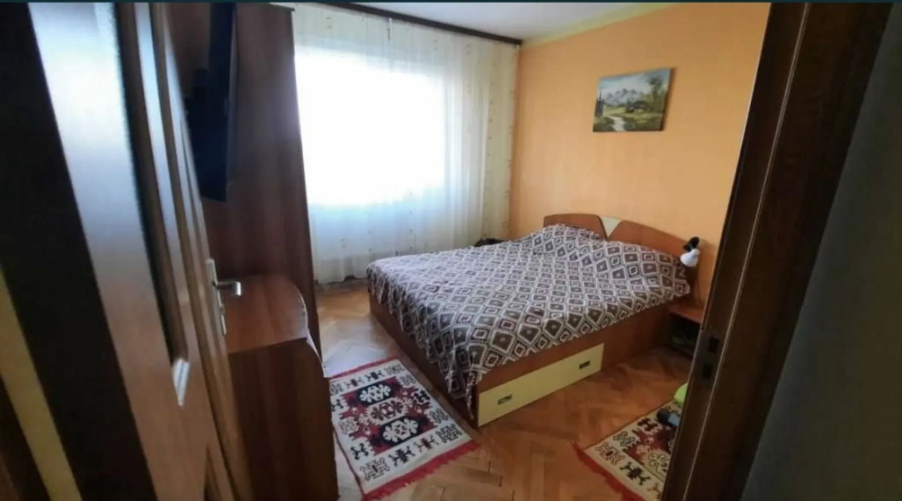 Ap 3 camere, mobilat, centrala, Tomis Nord, zona Brotacei - Apartament cu 3 camere semidecomandate, incadrat, bloc din caramida, suprafata de 57 mp, etaj 4/4, fara probleme hidroizolatie.
Liber de sarcini, actele pregatite pentru vanzare.
Se vinde partial mobilat
Zona foarte linistita, vedere spre alee - parcare.
In apropiere se afla: piete, gradinita, cresa, scoala, magazine, spatii comerciale, farmacii, spatii verzi, loc de joaca, mijloace de transport in comun ce permit acces direct catre marea majoritate a zonelor orasului.
Acces facil catre punctele de interes din zona: Universitatea Ovidius, City Park Mall, parc Tabacarie.
Prezinta urmatoarele:
- Gresie, faianta, parchet
- Cabina dus
- Usa metalica la intrare
- Usi interioare schimbate
- Geamuri termopan
- Balcon inchis
- Centrala termica Ariston
- Aer conditionat
- Sistem supraveghere video: hol intrare(interior), bucatarie, living
- Interfon
- Loc parcare rezervat.

Accept si unele variante cu casa, doar in localitatile Cumpana, Lazu, Ovidiu, Valu lui Traian.