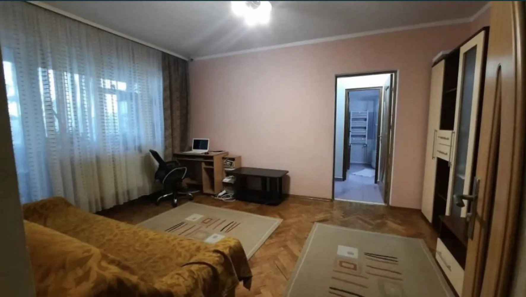 Ap 3 camere, mobilat, centrala, Tomis Nord, zona Brotacei - Apartament cu 3 camere semidecomandate, incadrat, bloc din caramida, suprafata de 57 mp, etaj 4/4, fara probleme hidroizolatie.
Liber de sarcini, actele pregatite pentru vanzare.
Se vinde partial mobilat
Zona foarte linistita, vedere spre alee - parcare.
In apropiere se afla: piete, gradinita, cresa, scoala, magazine, spatii comerciale, farmacii, spatii verzi, loc de joaca, mijloace de transport in comun ce permit acces direct catre marea majoritate a zonelor orasului.
Acces facil catre punctele de interes din zona: Universitatea Ovidius, City Park Mall, parc Tabacarie.
Prezinta urmatoarele:
- Gresie, faianta, parchet
- Cabina dus
- Usa metalica la intrare
- Usi interioare schimbate
- Geamuri termopan
- Balcon inchis
- Centrala termica Ariston
- Aer conditionat
- Sistem supraveghere video: hol intrare(interior), bucatarie, living
- Interfon
- Loc parcare rezervat.

Accept si unele variante cu casa, doar in localitatile Cumpana, Lazu, Ovidiu, Valu lui Traian.