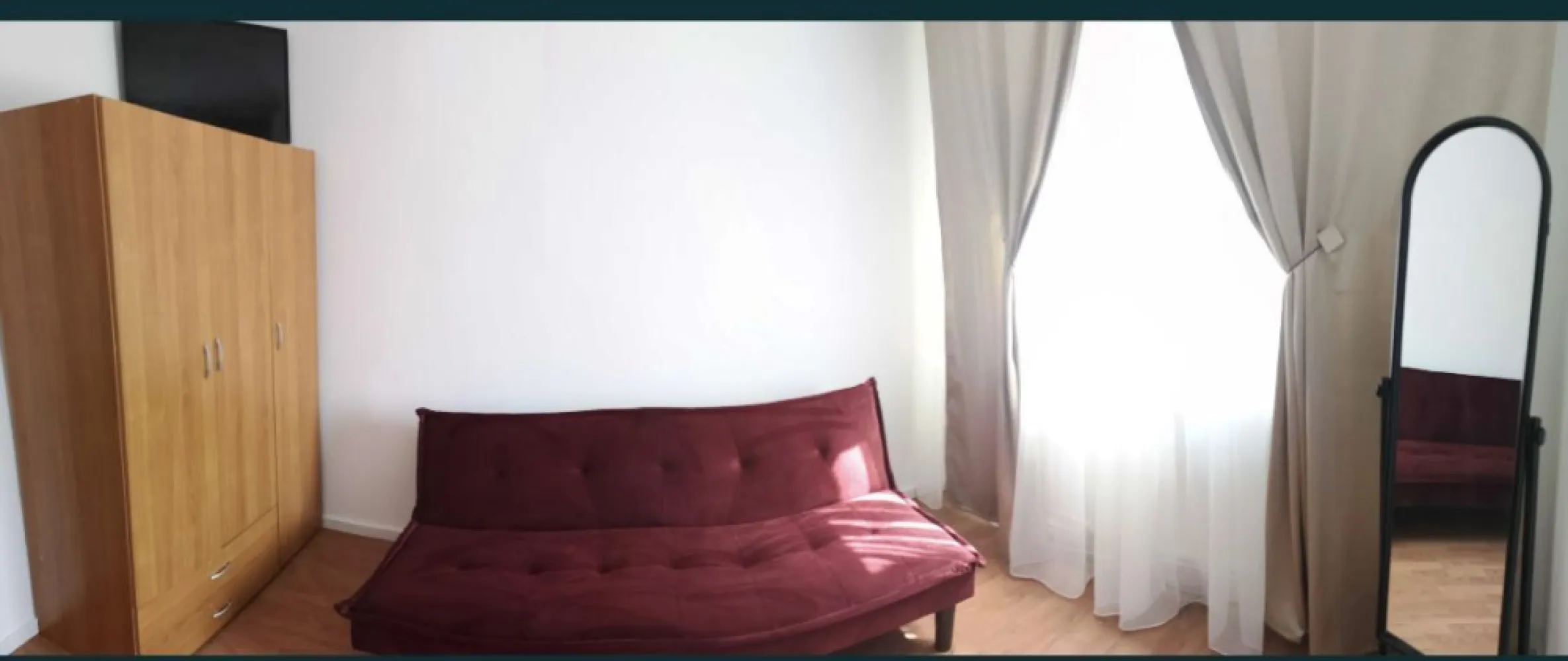 Apartament cu 3 camere de vanzare zona Tomis Nord - Locație Excepțională și Confort Urban - Tomis Nord

Preț: 89,000 Euro

Descoperă oportunitatea unică de a deține un apartament cu 3 camere, semidecomandat, amplasat strategic în inima zonei Tomis Nord. Situat la etajul 3 din 4, acest apartament reprezintă combinația perfectă între funcționalitate și stil.

Specificatii:
* Suprafață Totală: 61.12 mp (51.57 mp utili)
* Compartimentare: 2 dormitoare, sufragerie, bucătărie, baie, 2 holuri, balcon închis, debara.
* Renovat în 2020: Dotări moderne, incluzând geamuri termopane, centrală proprie și calorifere cu termostat.
* Mobilat: Gata de locuit sau închiriat.
* Boxă de depozitare: Spațiu suplimentar la subsol, inclus în cadastru.

Avantaje ale Zonei:
* Proximitate City Park Mall
* Acces facil spre Mamaia, Autogara Tomis 3, Piața Brotacei
* Zonă dinamică, perfectă pentru viața urbană.

Beneficii Tehnice:
* Boxă la subsol - spațiu de stocare suplimentar.
* Geam la baie pentru lumină naturală și ventilație.
* Balcon închis cu termopan - spațiu extins și versatil.
* Apartament liber și mobilat .
* Finisaje: gresie, faianță, termopan, ușă metalică la intrare.

Modalități de Cumpărare:
* Plată cash
* Credit (imobiliar/ipotecar)

Contactați-ma pentru mai multe detalii și pentru a programa o vizionare!