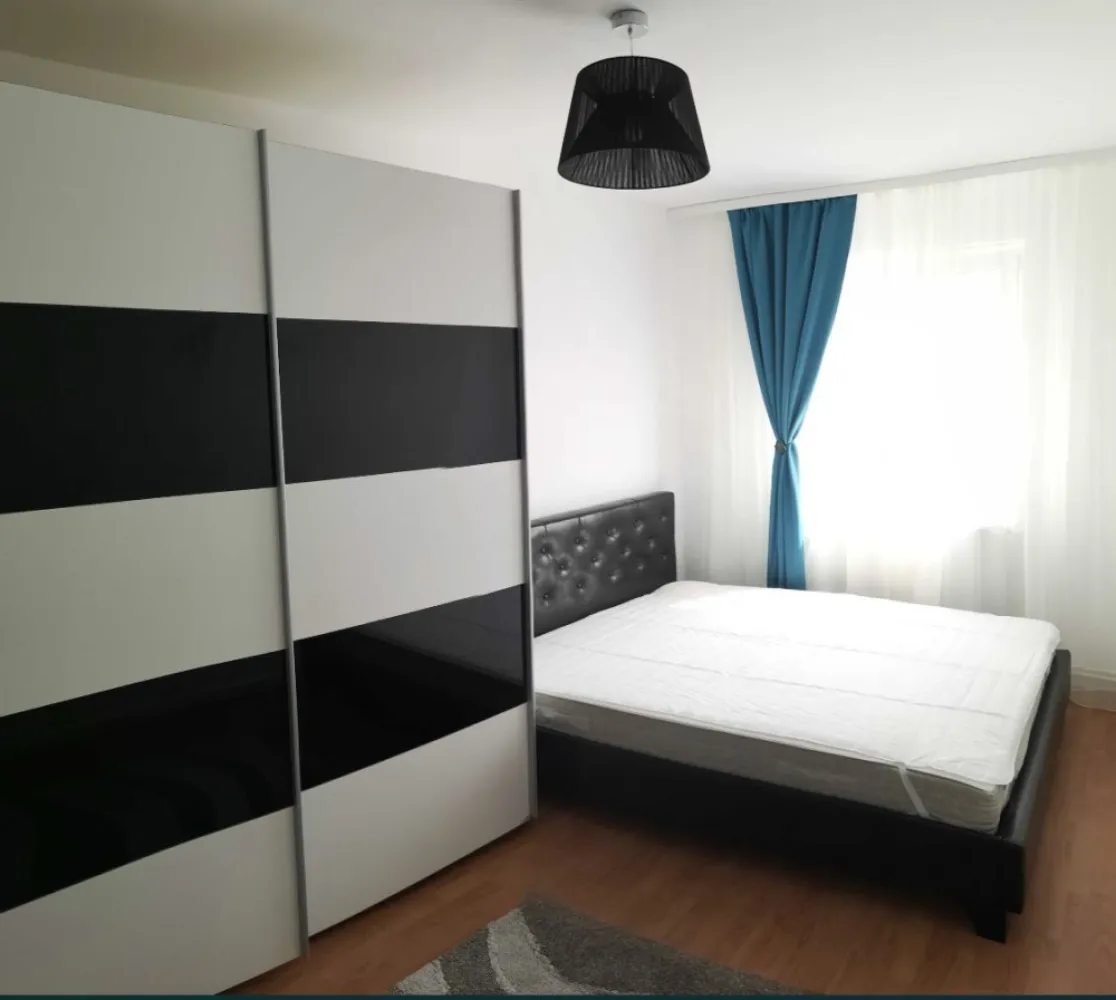 Apartament cu 3 camere de vanzare zona Tomis Nord - Locație Excepțională și Confort Urban - Tomis Nord

Preț: 89,000 Euro

Descoperă oportunitatea unică de a deține un apartament cu 3 camere, semidecomandat, amplasat strategic în inima zonei Tomis Nord. Situat la etajul 3 din 4, acest apartament reprezintă combinația perfectă între funcționalitate și stil.

Specificatii:
* Suprafață Totală: 61.12 mp (51.57 mp utili)
* Compartimentare: 2 dormitoare, sufragerie, bucătărie, baie, 2 holuri, balcon închis, debara.
* Renovat în 2020: Dotări moderne, incluzând geamuri termopane, centrală proprie și calorifere cu termostat.
* Mobilat: Gata de locuit sau închiriat.
* Boxă de depozitare: Spațiu suplimentar la subsol, inclus în cadastru.

Avantaje ale Zonei:
* Proximitate City Park Mall
* Acces facil spre Mamaia, Autogara Tomis 3, Piața Brotacei
* Zonă dinamică, perfectă pentru viața urbană.

Beneficii Tehnice:
* Boxă la subsol - spațiu de stocare suplimentar.
* Geam la baie pentru lumină naturală și ventilație.
* Balcon închis cu termopan - spațiu extins și versatil.
* Apartament liber și mobilat .
* Finisaje: gresie, faianță, termopan, ușă metalică la intrare.

Modalități de Cumpărare:
* Plată cash
* Credit (imobiliar/ipotecar)

Contactați-ma pentru mai multe detalii și pentru a programa o vizionare!