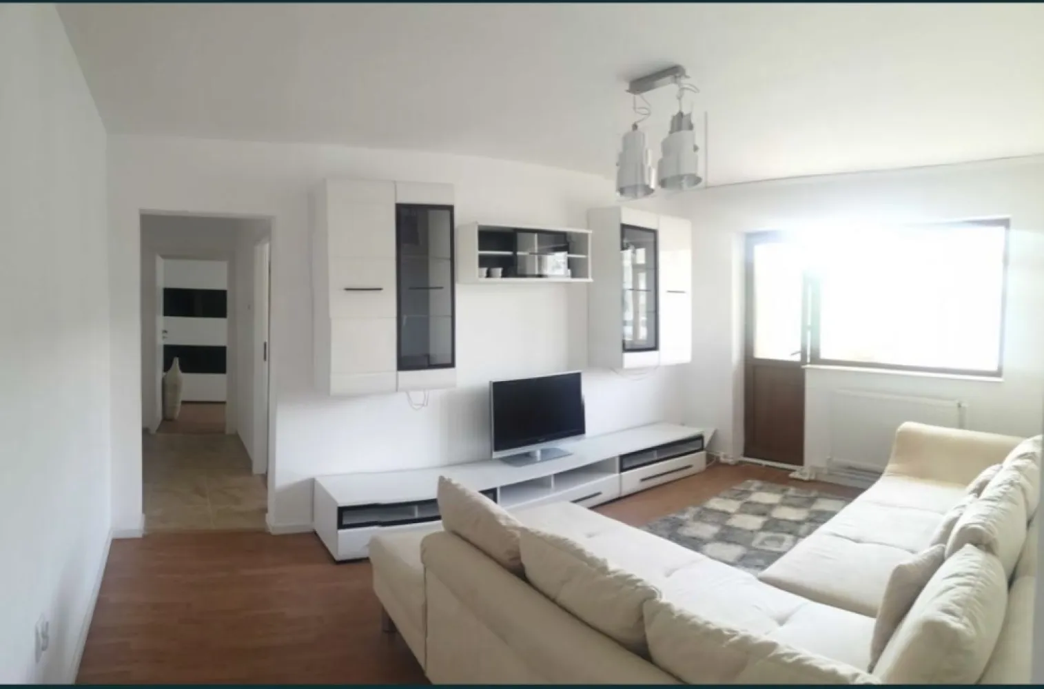 Apartament cu 3 camere de vanzare zona Tomis Nord - Locație Excepțională și Confort Urban - Tomis Nord

Preț: 89,000 Euro

Descoperă oportunitatea unică de a deține un apartament cu 3 camere, semidecomandat, amplasat strategic în inima zonei Tomis Nord. Situat la etajul 3 din 4, acest apartament reprezintă combinația perfectă între funcționalitate și stil.

Specificatii:
* Suprafață Totală: 61.12 mp (51.57 mp utili)
* Compartimentare: 2 dormitoare, sufragerie, bucătărie, baie, 2 holuri, balcon închis, debara.
* Renovat în 2020: Dotări moderne, incluzând geamuri termopane, centrală proprie și calorifere cu termostat.
* Mobilat: Gata de locuit sau închiriat.
* Boxă de depozitare: Spațiu suplimentar la subsol, inclus în cadastru.

Avantaje ale Zonei:
* Proximitate City Park Mall
* Acces facil spre Mamaia, Autogara Tomis 3, Piața Brotacei
* Zonă dinamică, perfectă pentru viața urbană.

Beneficii Tehnice:
* Boxă la subsol - spațiu de stocare suplimentar.
* Geam la baie pentru lumină naturală și ventilație.
* Balcon închis cu termopan - spațiu extins și versatil.
* Apartament liber și mobilat .
* Finisaje: gresie, faianță, termopan, ușă metalică la intrare.

Modalități de Cumpărare:
* Plată cash
* Credit (imobiliar/ipotecar)

Contactați-ma pentru mai multe detalii și pentru a programa o vizionare!