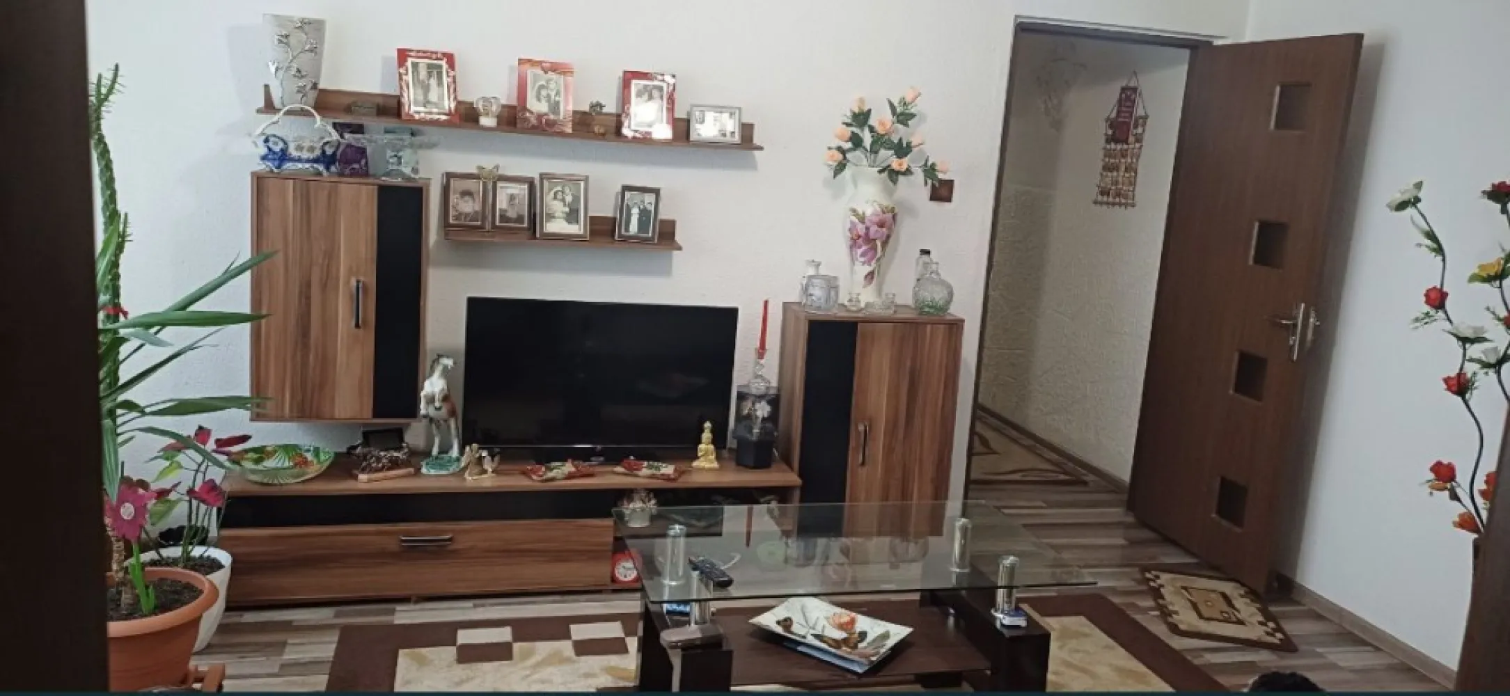 3 camere Tomis Nord-mobilat si utilat - Se vinde apartament 3 camere mobilat și utilat !
Zona TOMIS NORD - apartament 3 camere, semidecomandat ,suprafață 55 MP,ETAJ 2!
Se vinde exact ca în poze!
- Tâmplărie PVC.
- Izolat exterior.
- Ușă metalică intrare. 
- Parchet laminat.
- Gresie, faianță
- Uși schimbate interior.
- Centrală pe gaze.
- Aer condiționat.
- Parcare proprie .
- Boxă.
- Cadastru +Intabulare!