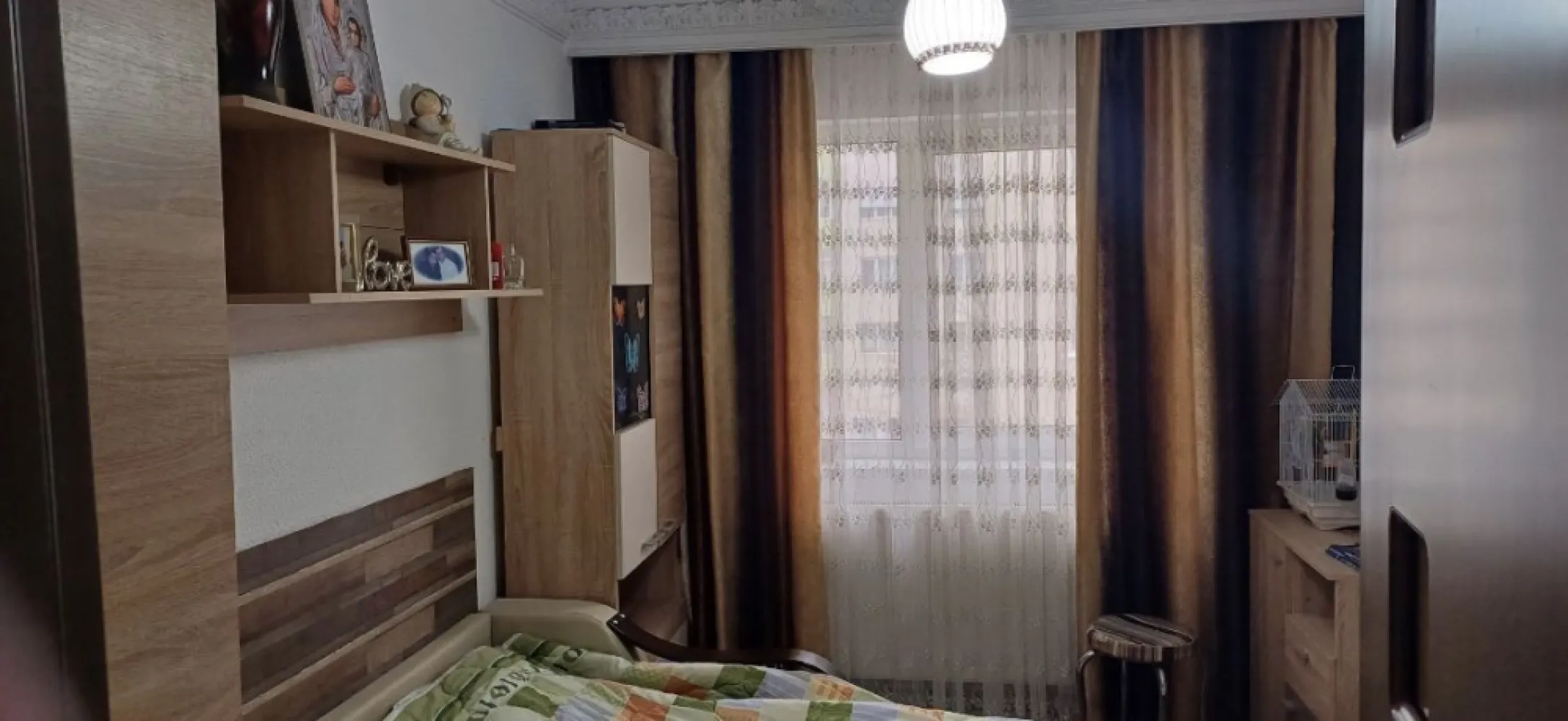 3 camere Tomis Nord-mobilat si utilat - Se vinde apartament 3 camere mobilat și utilat !
Zona TOMIS NORD - apartament 3 camere, semidecomandat ,suprafață 55 MP,ETAJ 2!
Se vinde exact ca în poze!
- Tâmplărie PVC.
- Izolat exterior.
- Ușă metalică intrare. 
- Parchet laminat.
- Gresie, faianță
- Uși schimbate interior.
- Centrală pe gaze.
- Aer condiționat.
- Parcare proprie .
- Boxă.
- Cadastru +Intabulare!