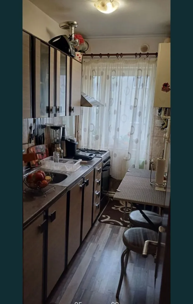 3 camere Tomis Nord-mobilat si utilat - Se vinde apartament 3 camere mobilat și utilat !
Zona TOMIS NORD - apartament 3 camere, semidecomandat ,suprafață 55 MP,ETAJ 2!
Se vinde exact ca în poze!
- Tâmplărie PVC.
- Izolat exterior.
- Ușă metalică intrare. 
- Parchet laminat.
- Gresie, faianță
- Uși schimbate interior.
- Centrală pe gaze.
- Aer condiționat.
- Parcare proprie .
- Boxă.
- Cadastru +Intabulare!
